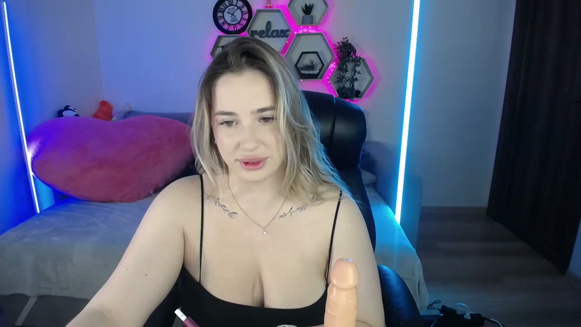 Gallery image thumbnail from SabrinaViolet's myfreecams stream on, 10/04/2025, 09:25 image 18 of 20