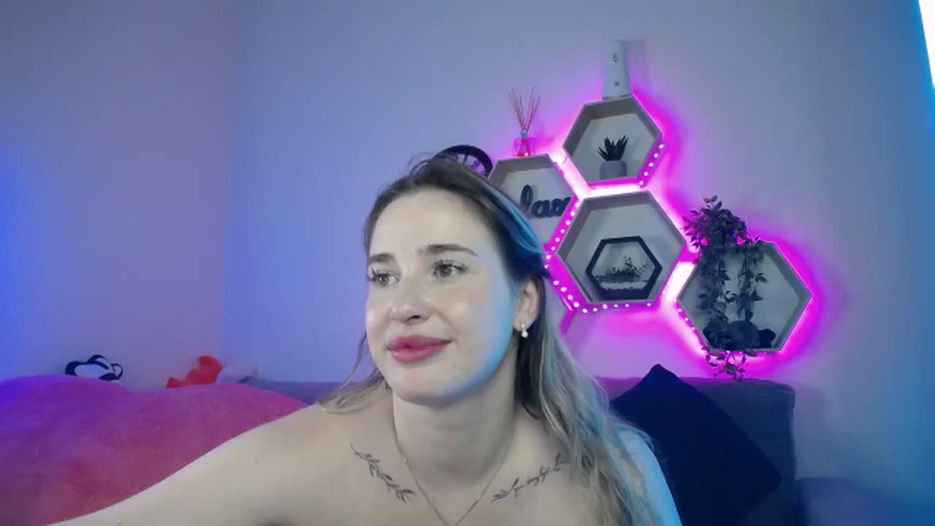 Gallery image thumbnail from SabrinaViolet's myfreecams stream on, 10/04/2025, 13:50 image 14 of 20