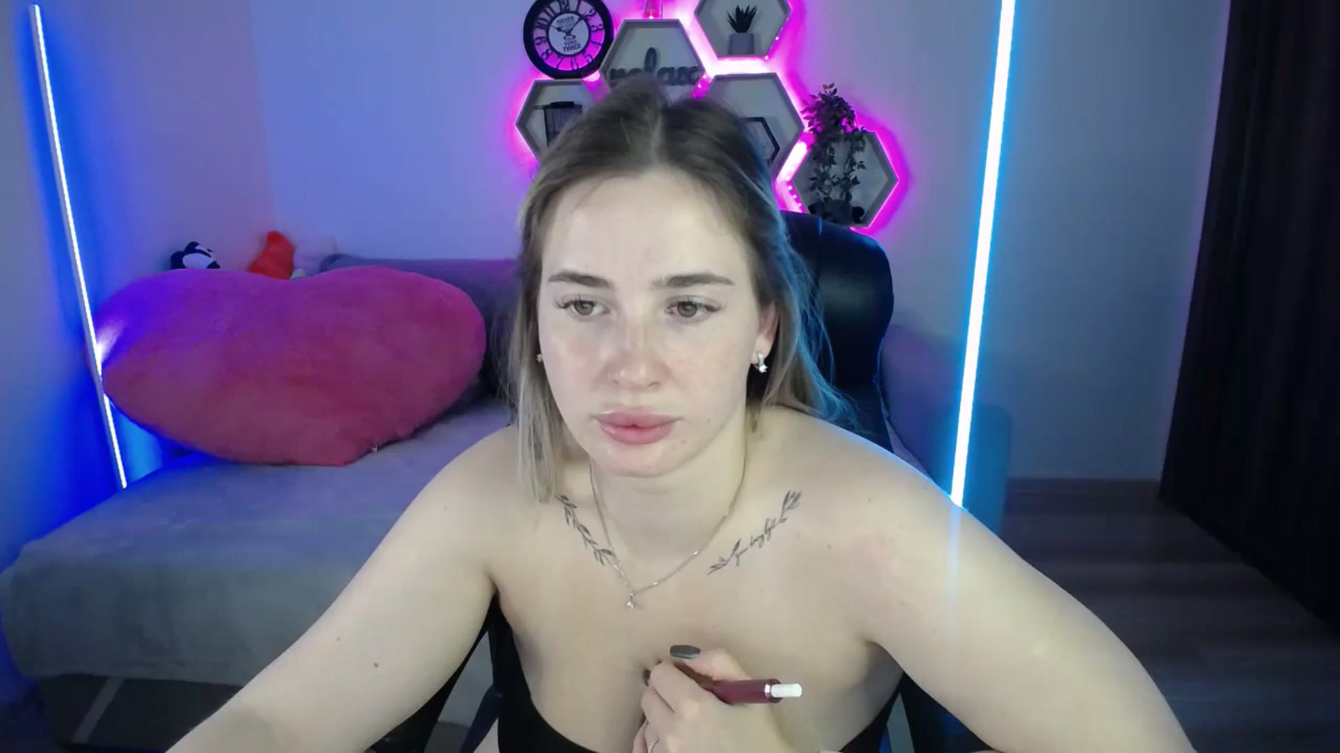 Gallery image thumbnail from SabrinaViolet's myfreecams stream on, 10/08/2025, 09:50 image 16 of 20