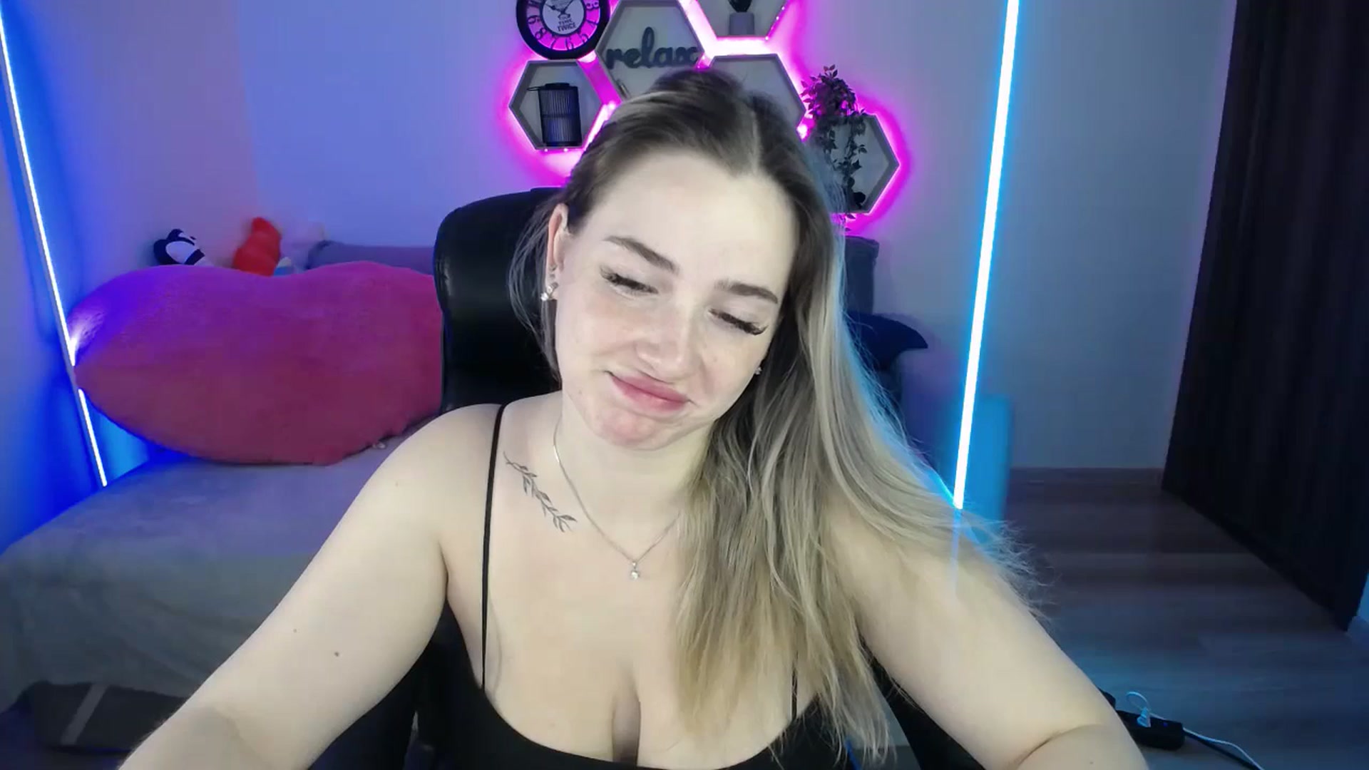 Gallery image thumbnail from SabrinaViolet's myfreecams stream on, 10/14/2025, 08:39 image 14 of 20