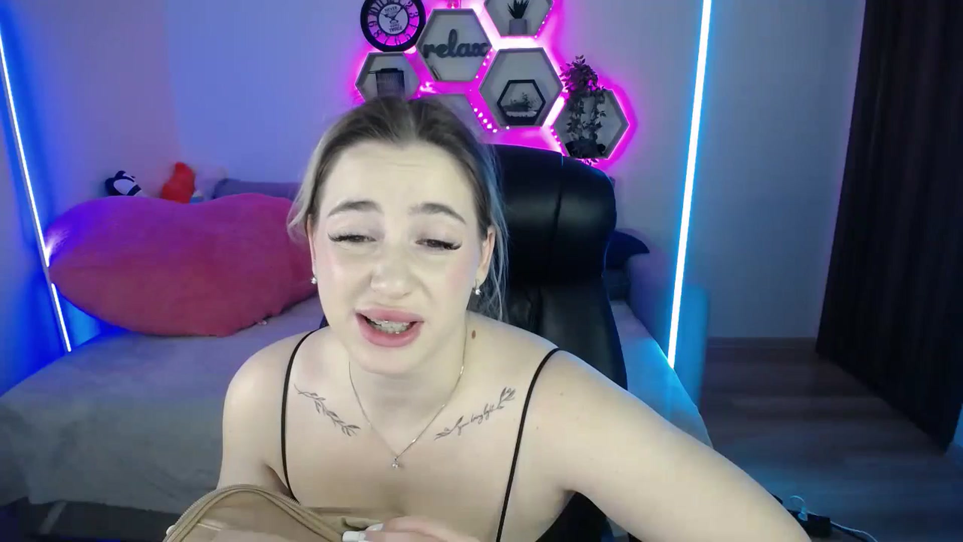 Gallery image thumbnail from SabrinaViolet's myfreecams stream on, 10/14/2025, 09:43 image 2 of 20