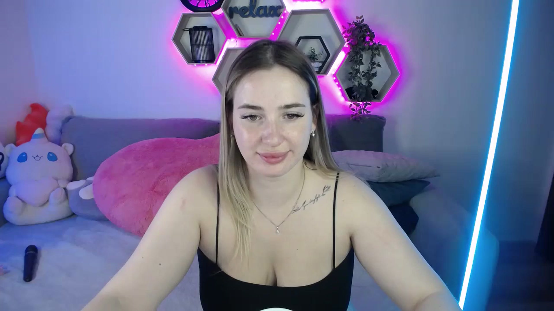 Gallery image thumbnail from SabrinaViolet's myfreecams stream on, 10/15/2025, 11:49 image 4 of 20