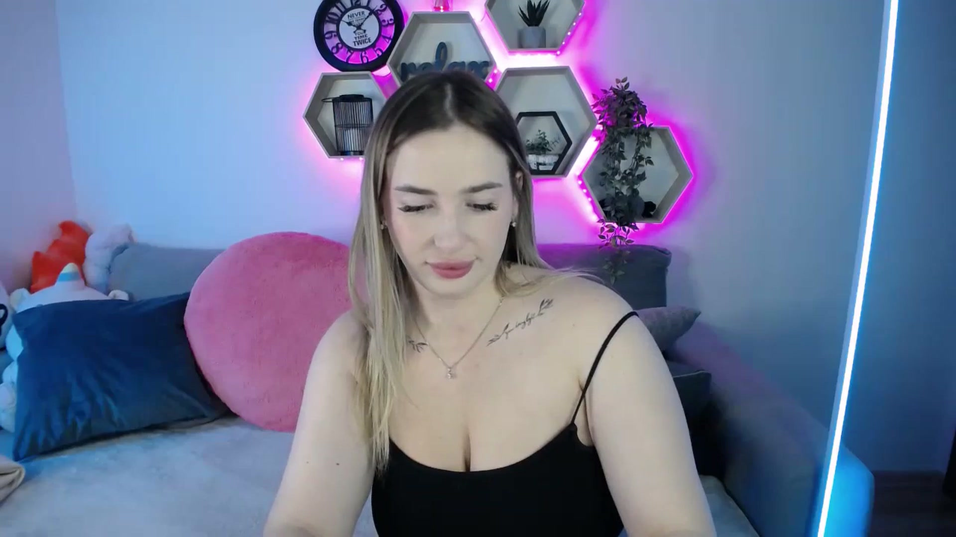 Gallery image thumbnail from SabrinaViolet's myfreecams stream on, 10/20/2025, 11:26 image 16 of 20