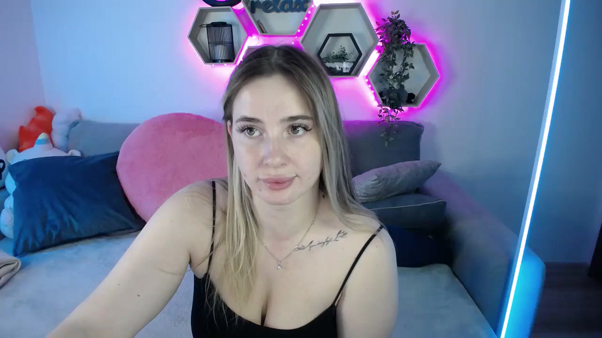 Gallery image thumbnail from SabrinaViolet's myfreecams stream on, 10/20/2025, 11:26 image 1 of 20