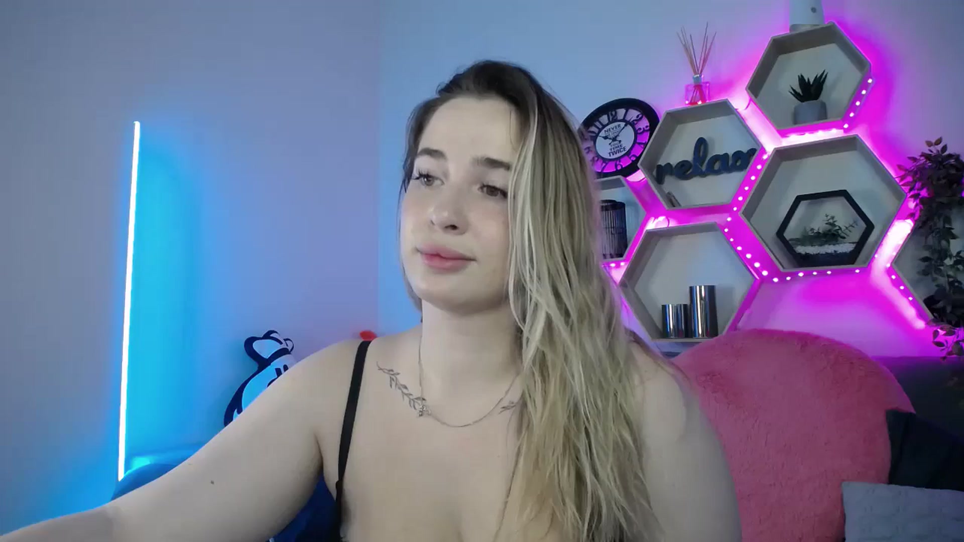 Gallery image thumbnail from SabrinaViolet's myfreecams stream on, 10/21/2025, 14:04 image 12 of 20
