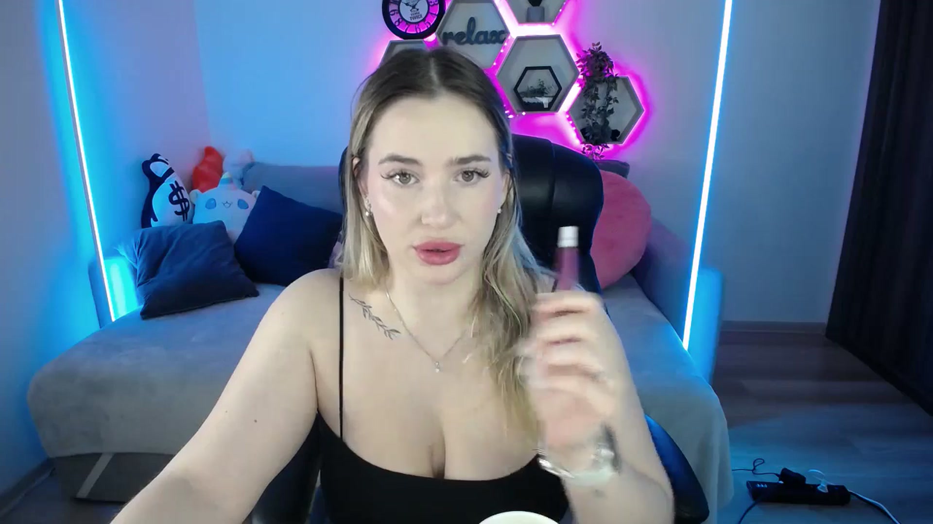 Gallery image thumbnail from SabrinaViolet's myfreecams stream on, 10/25/2025, 09:28 image 6 of 20