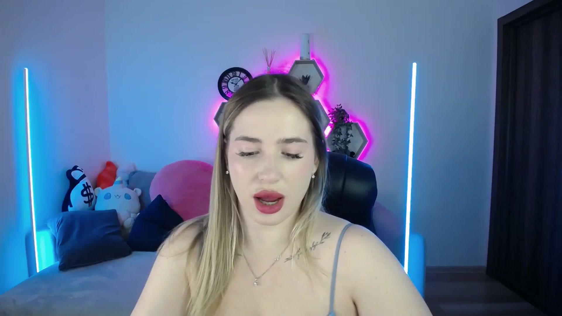Gallery image thumbnail from SabrinaViolet's myfreecams stream on, 10/26/2025, 10:04 image 11 of 20