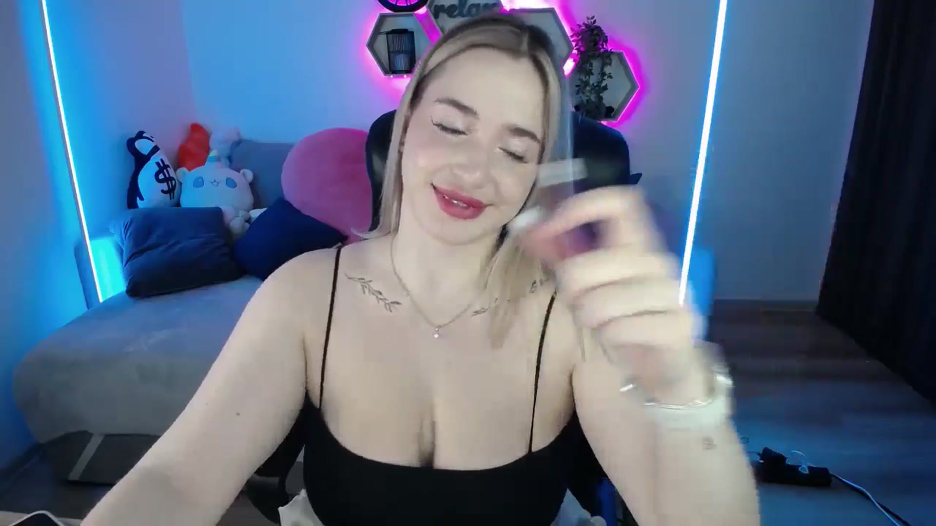 Gallery image thumbnail from SabrinaViolet's myfreecams stream on, 10/28/2025, 10:16 image 7 of 20
