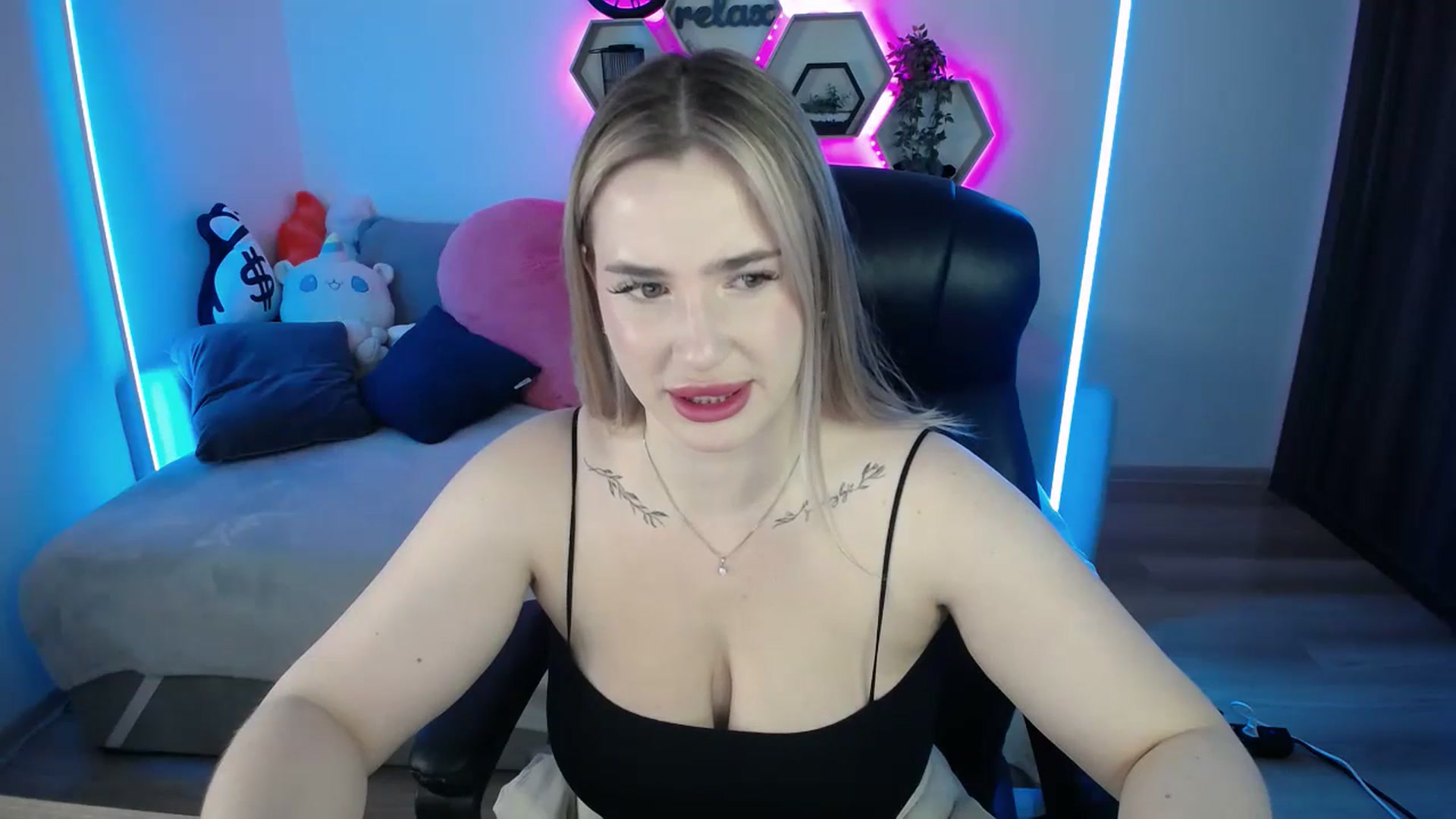 Gallery image thumbnail from SabrinaViolet's myfreecams stream on, 10/28/2025, 10:16 image 10 of 20