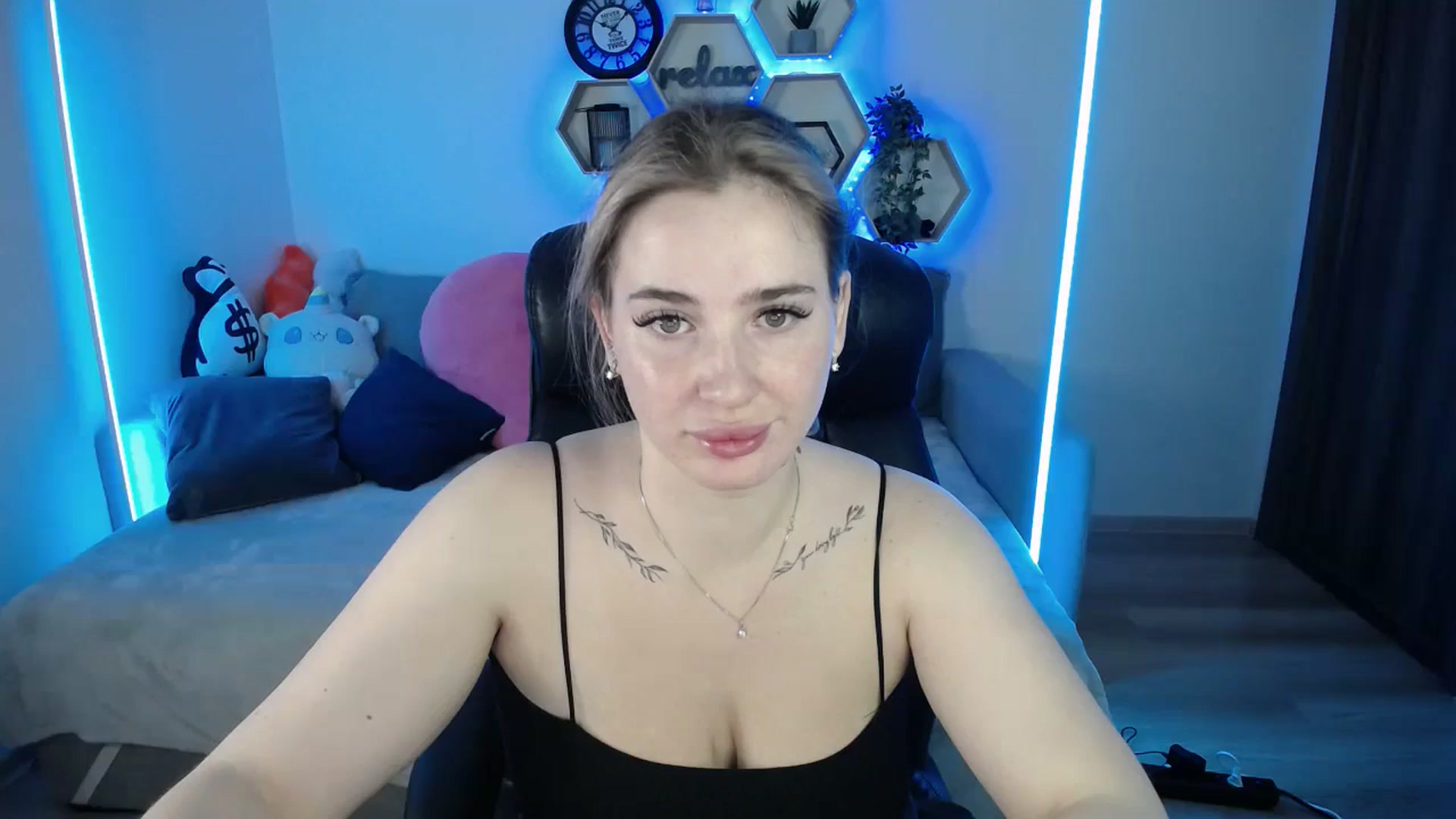 Gallery image thumbnail from SabrinaViolet's myfreecams stream on, 10/31/2025, 09:55 image 1 of 20
