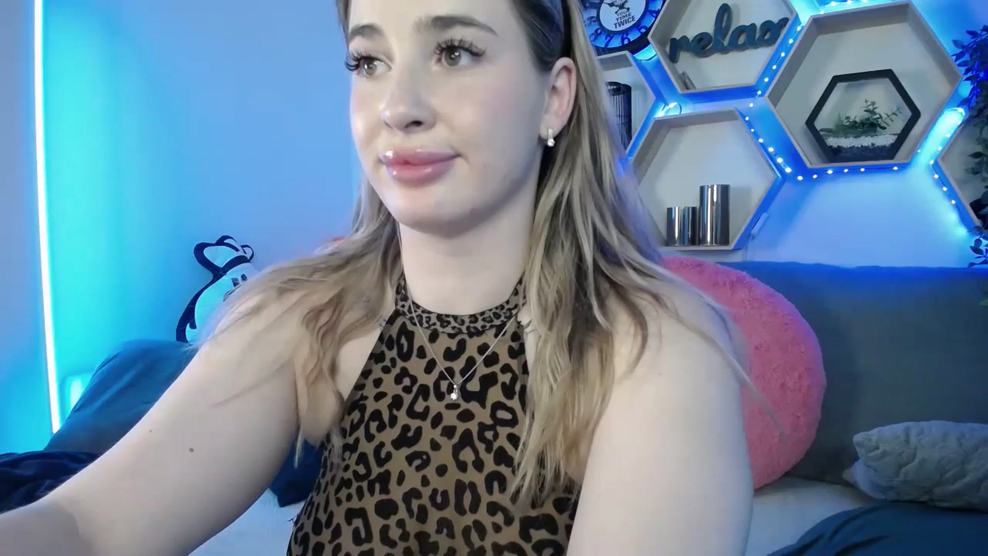Gallery image thumbnail from SabrinaViolet's myfreecams stream on, 10/31/2025, 14:32 image 18 of 20