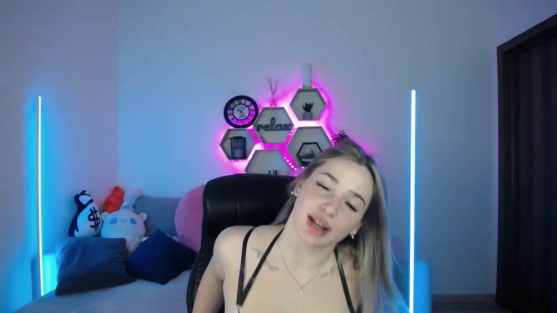 Gallery image thumbnail from SabrinaViolet's myfreecams stream on, 11/01/2025, 10:59 image 6 of 20