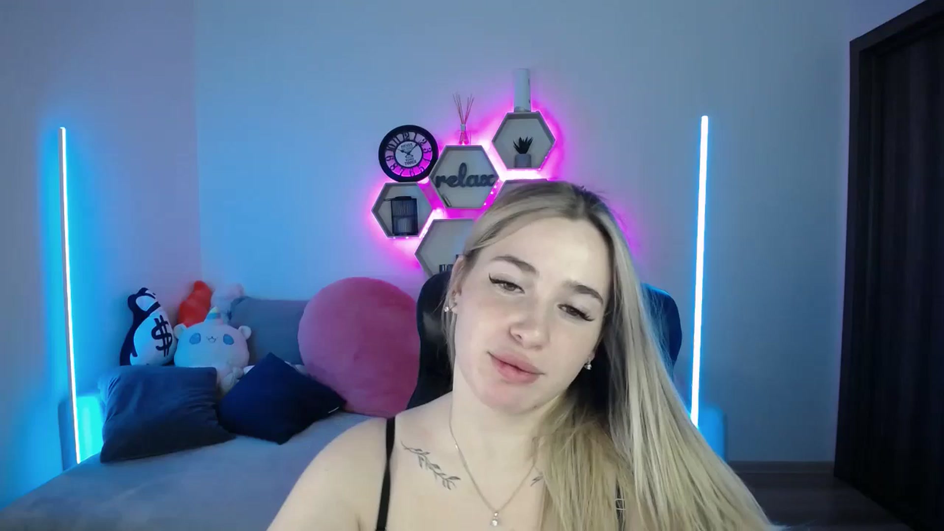 Gallery image thumbnail from SabrinaViolet's myfreecams stream on, 11/01/2025, 10:59 image 5 of 20