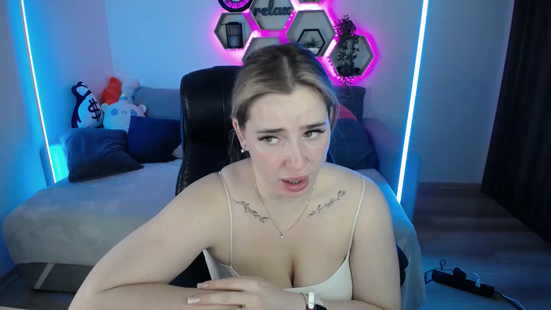 Gallery image thumbnail from SabrinaViolet's myfreecams stream on, 11/02/2025, 10:01 image 14 of 20