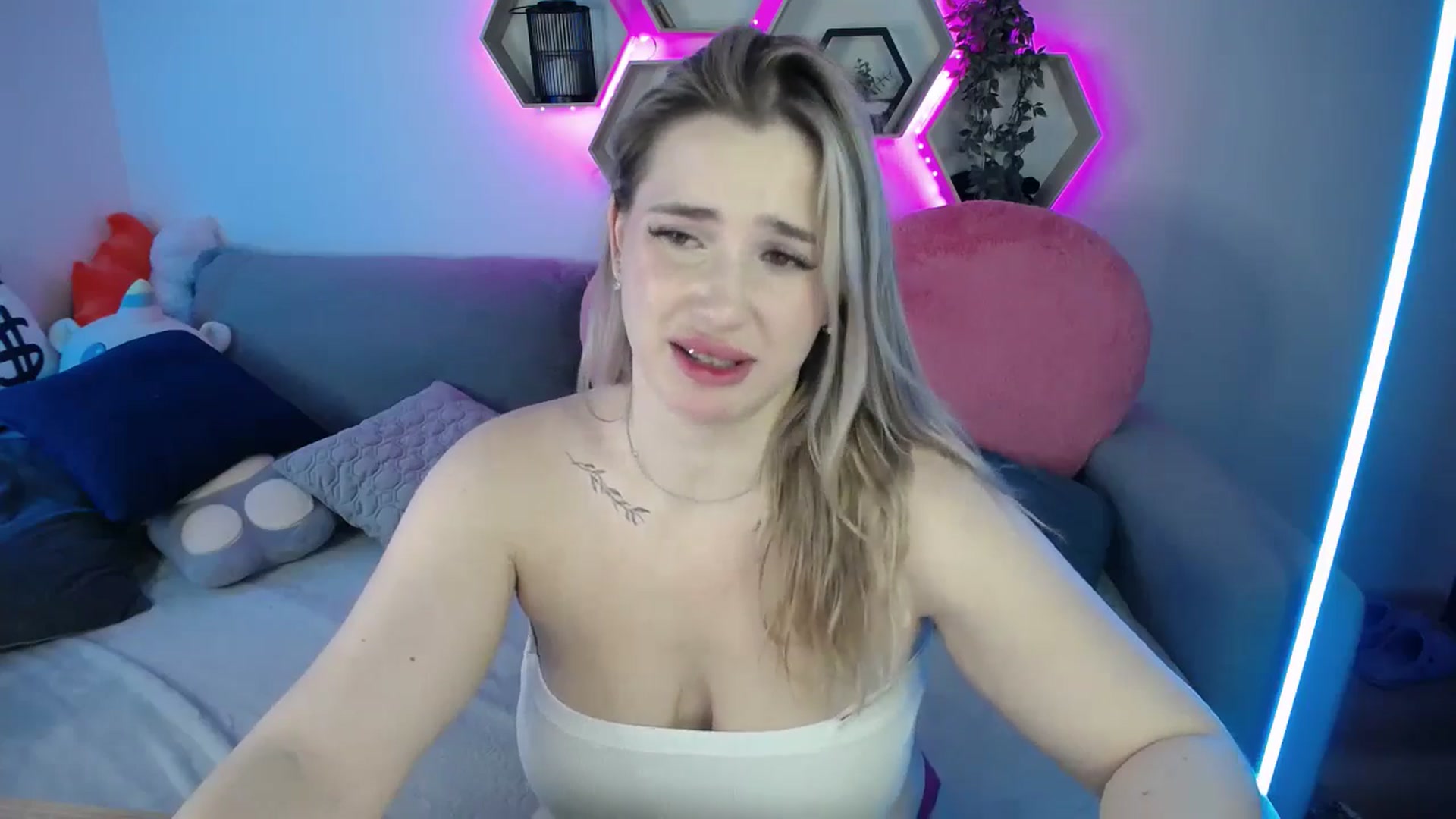 Gallery image thumbnail from SabrinaViolet's myfreecams stream on, 11/02/2025, 14:15 image 16 of 20