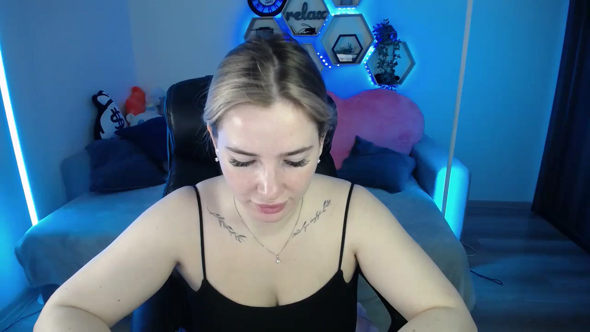 Gallery image thumbnail from SabrinaViolet's myfreecams stream on, 11/04/2025, 10:52 image 7 of 20