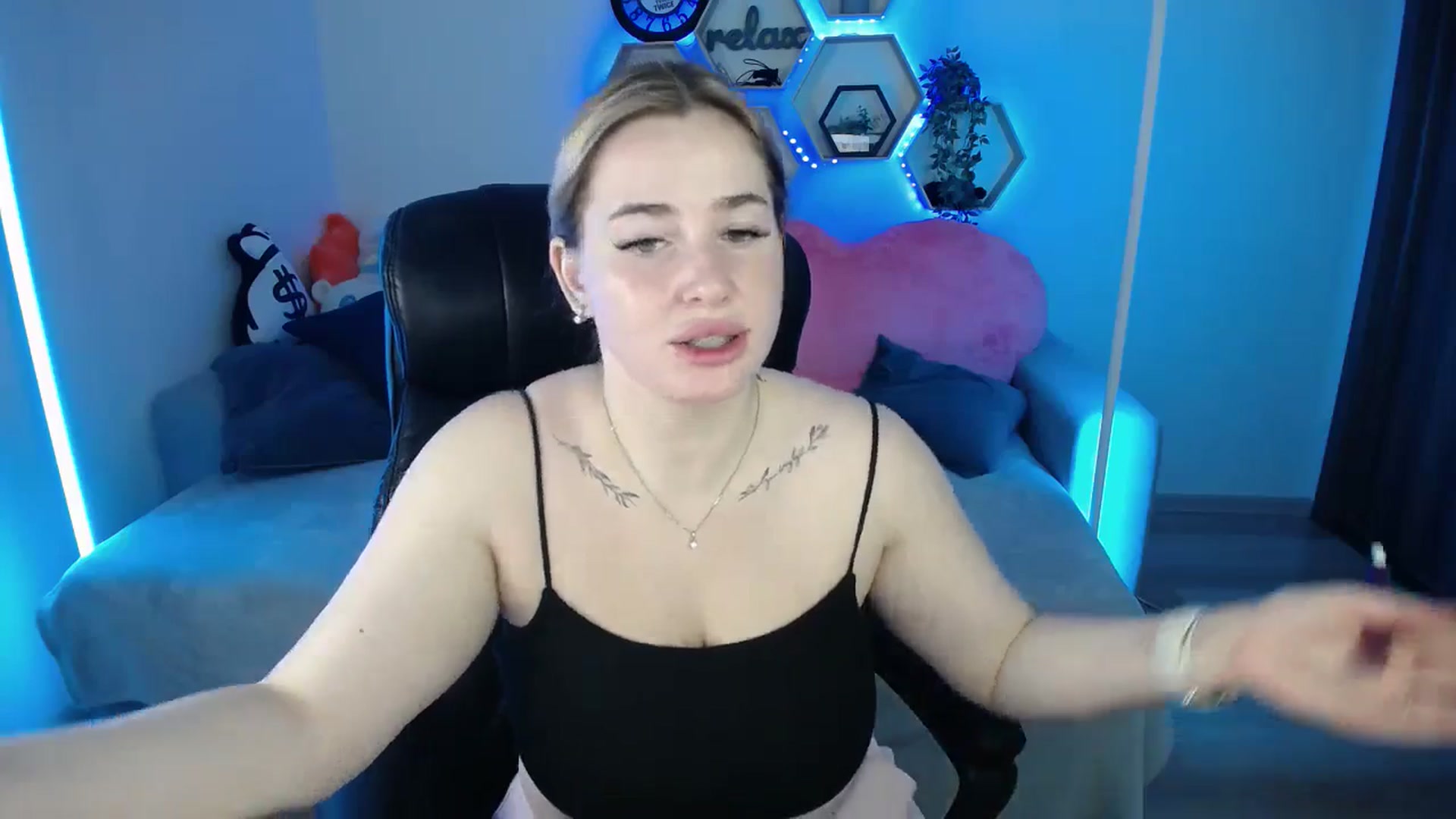 Gallery image thumbnail from SabrinaViolet's myfreecams stream on, 11/04/2025, 10:52 image 3 of 20