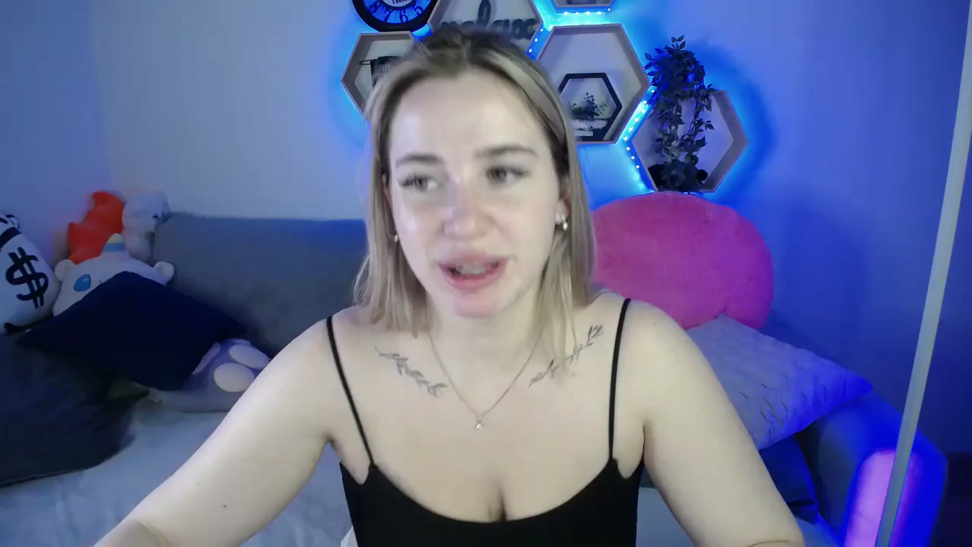Gallery image thumbnail from SabrinaViolet's myfreecams stream on, 11/04/2025, 12:32 image 17 of 20