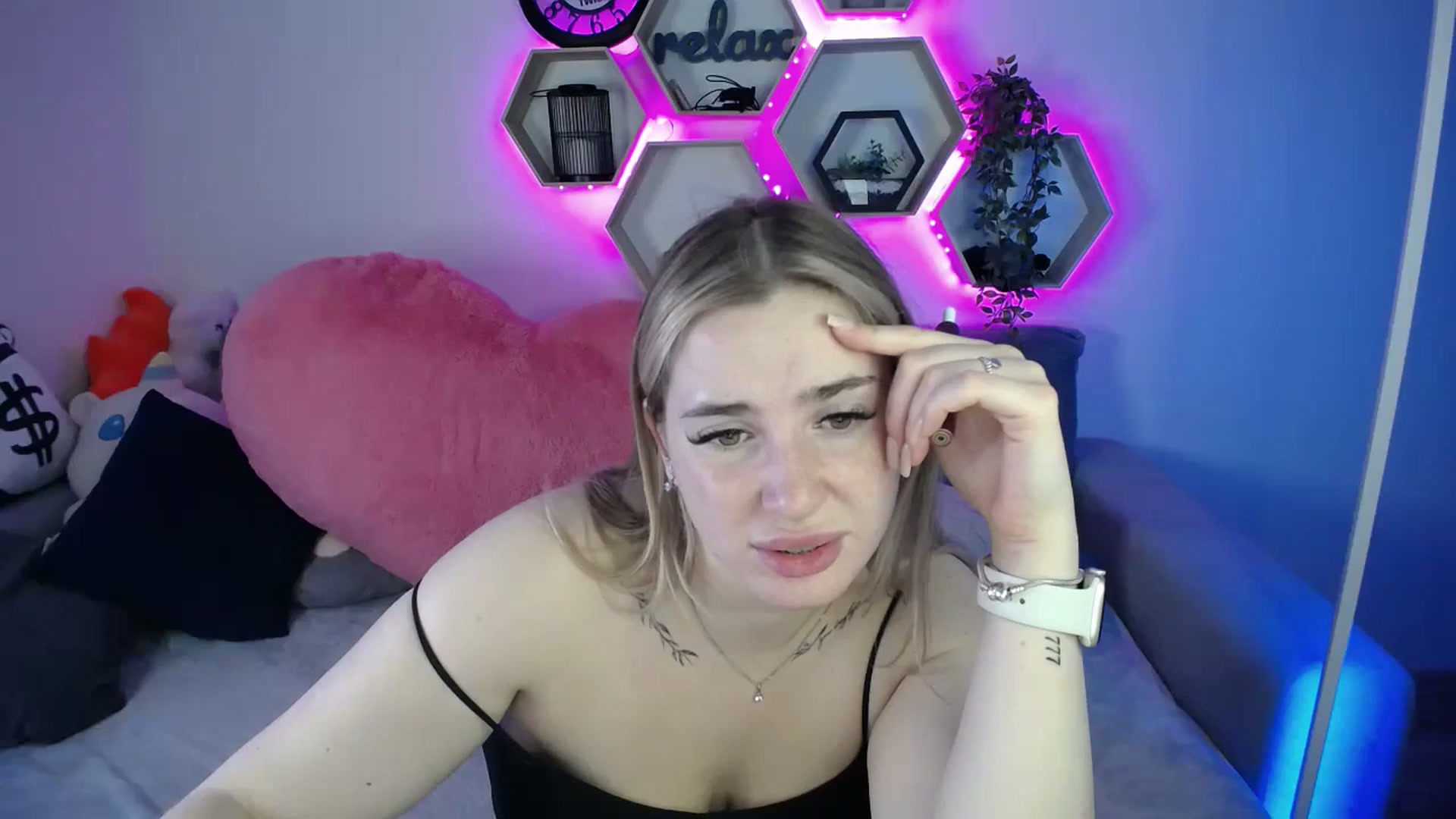 Gallery image thumbnail from SabrinaViolet's myfreecams stream on, 11/05/2025, 10:43 image 17 of 20