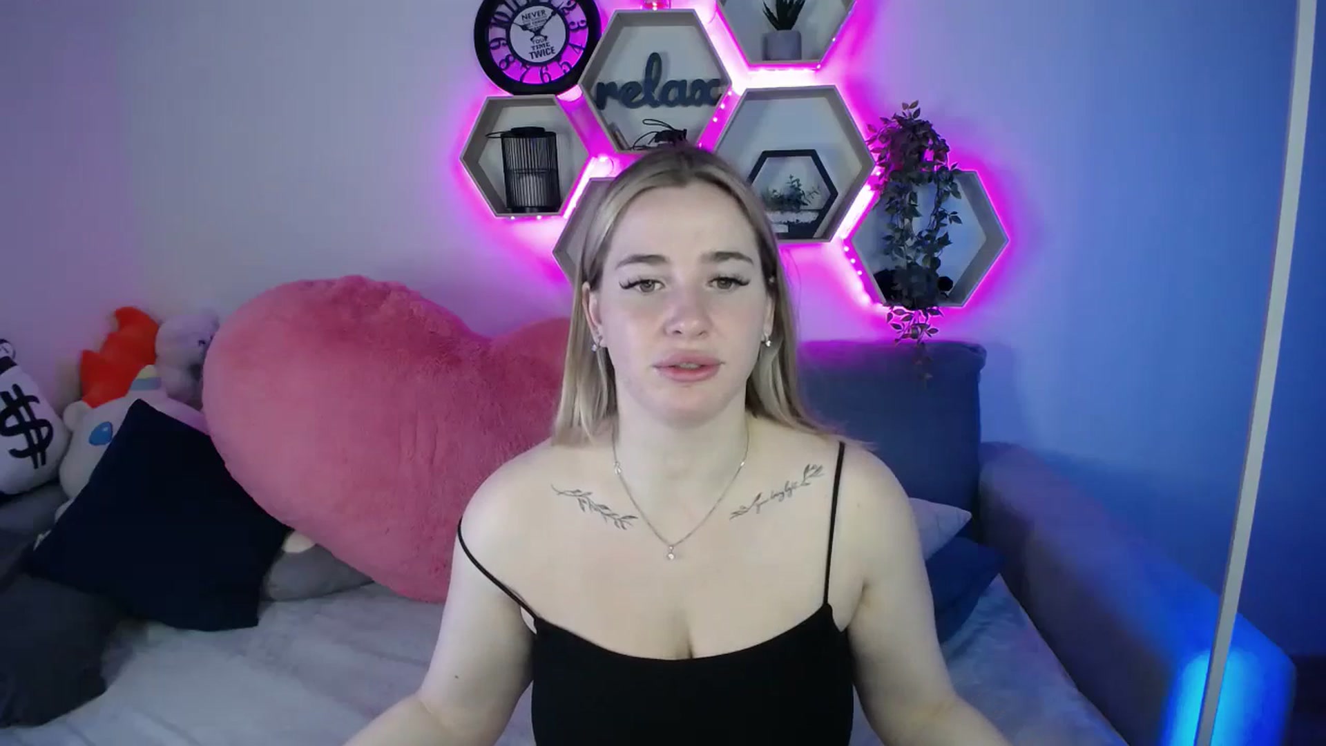 Gallery image thumbnail from SabrinaViolet's myfreecams stream on, 11/05/2025, 10:43 image 15 of 20