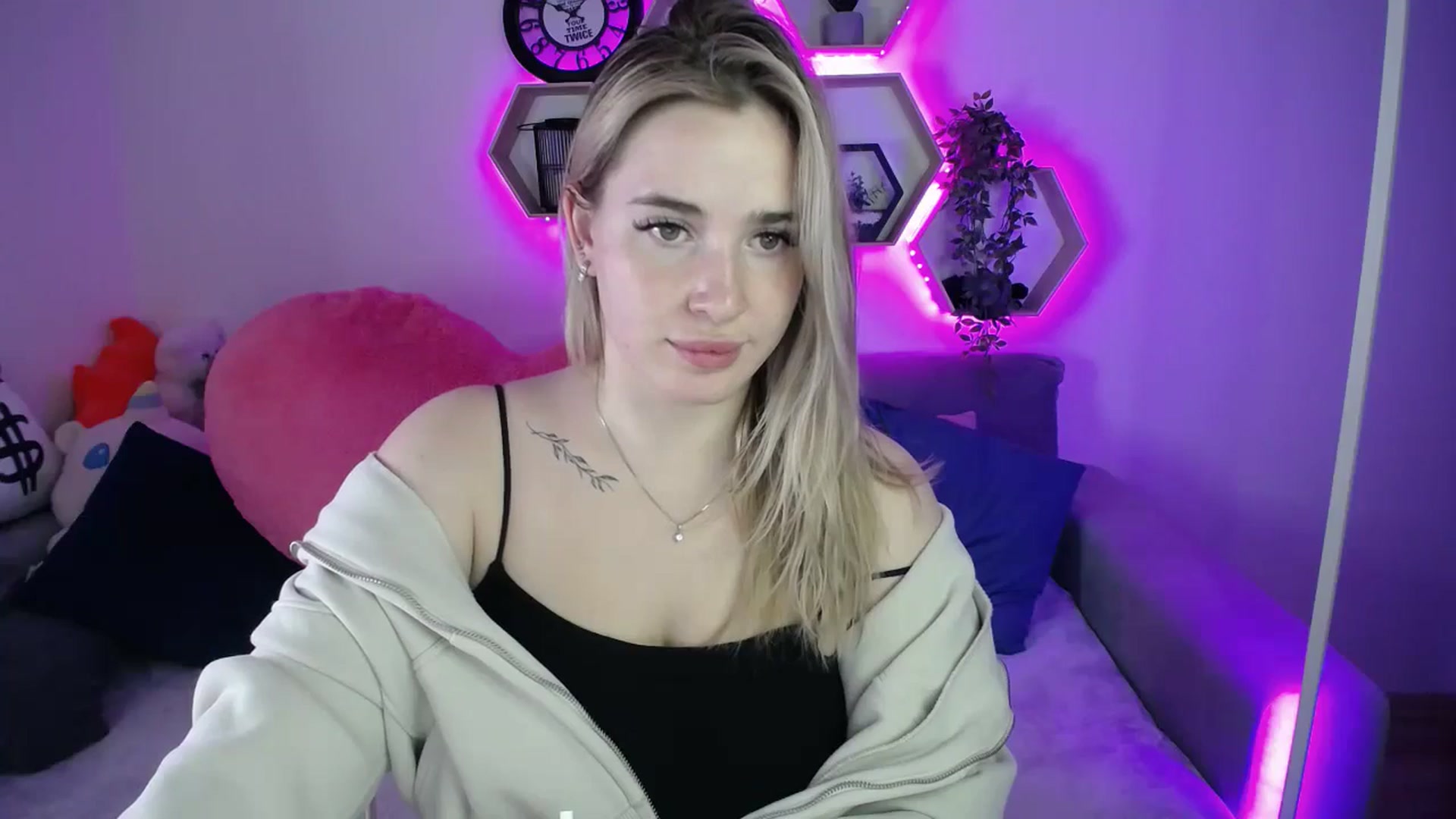 Gallery image thumbnail from SabrinaViolet's myfreecams stream on, 11/05/2025, 12:31 image 17 of 20