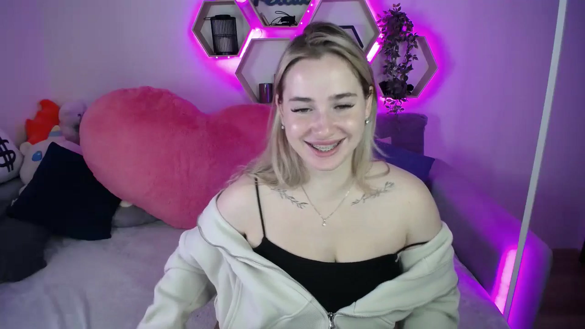Gallery image thumbnail from SabrinaViolet's myfreecams stream on, 11/05/2025, 12:31 image 8 of 20