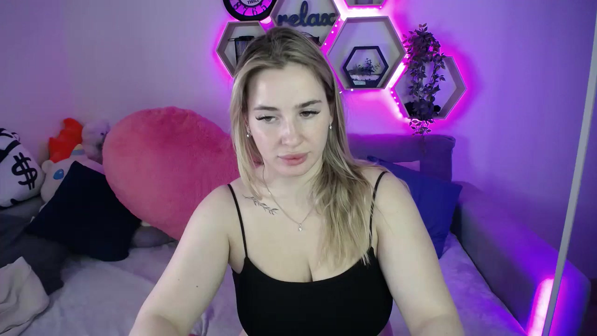 Gallery image thumbnail from SabrinaViolet's myfreecams stream on, 11/05/2025, 14:11 image 1 of 20