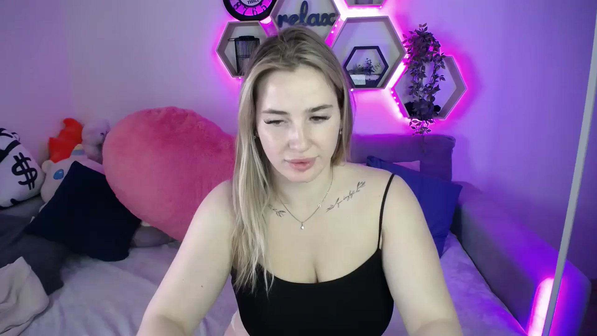 Gallery image thumbnail from SabrinaViolet's myfreecams stream on, 11/05/2025, 14:11 image 9 of 20