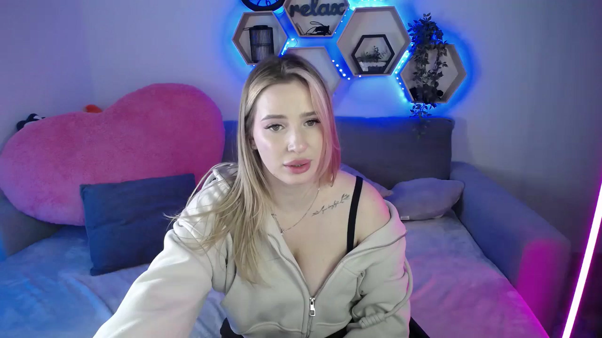 Gallery image thumbnail from SabrinaViolet's myfreecams stream on, 11/24/2025, 14:56 image 4 of 20