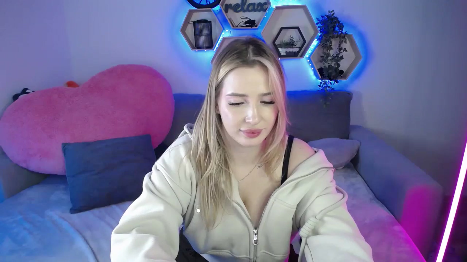 Gallery image thumbnail from SabrinaViolet's myfreecams stream on, 11/24/2025, 14:56 image 17 of 20