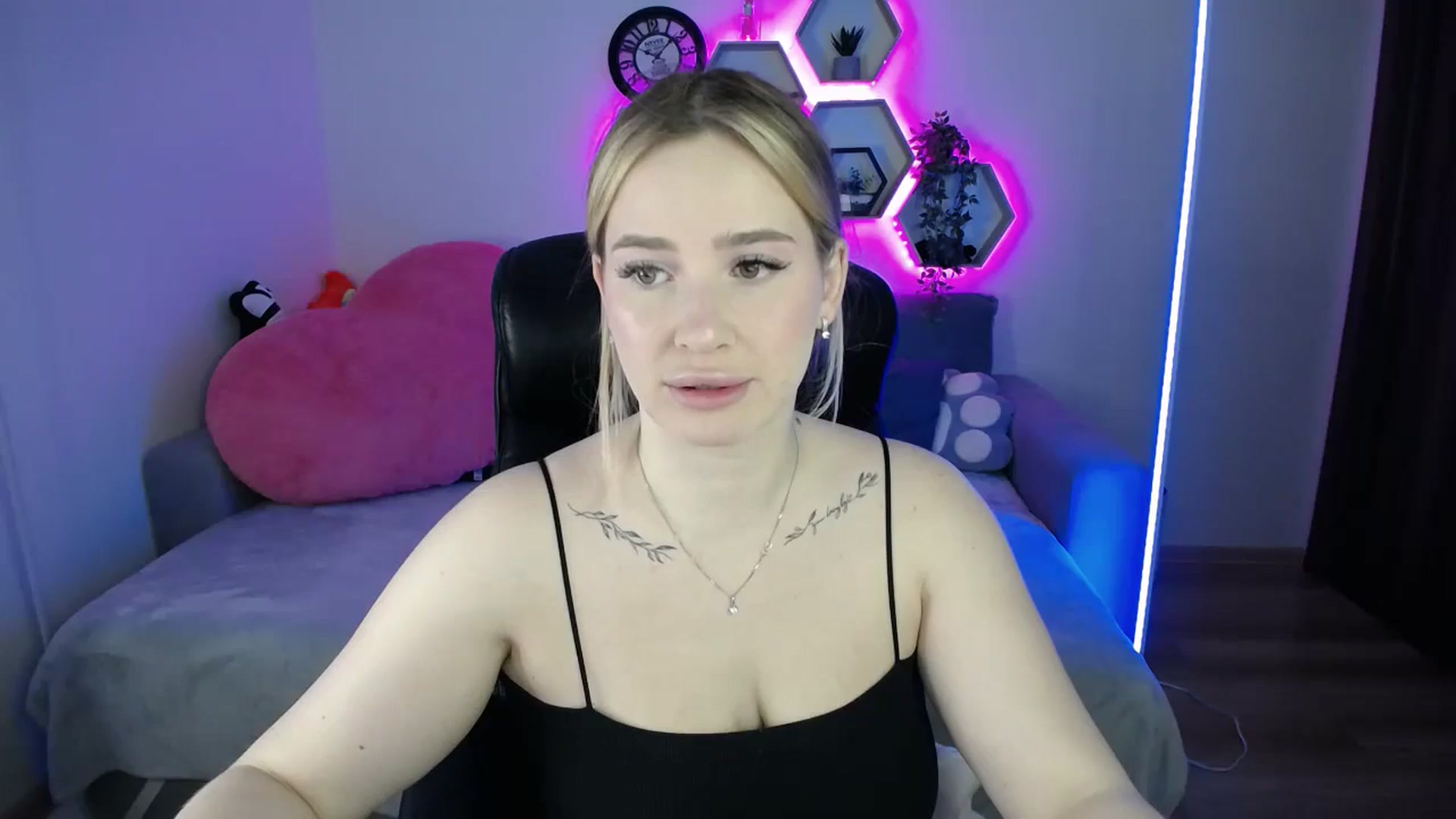 Gallery image thumbnail from SabrinaViolet's myfreecams stream on, 11/26/2025, 10:27 image 7 of 20