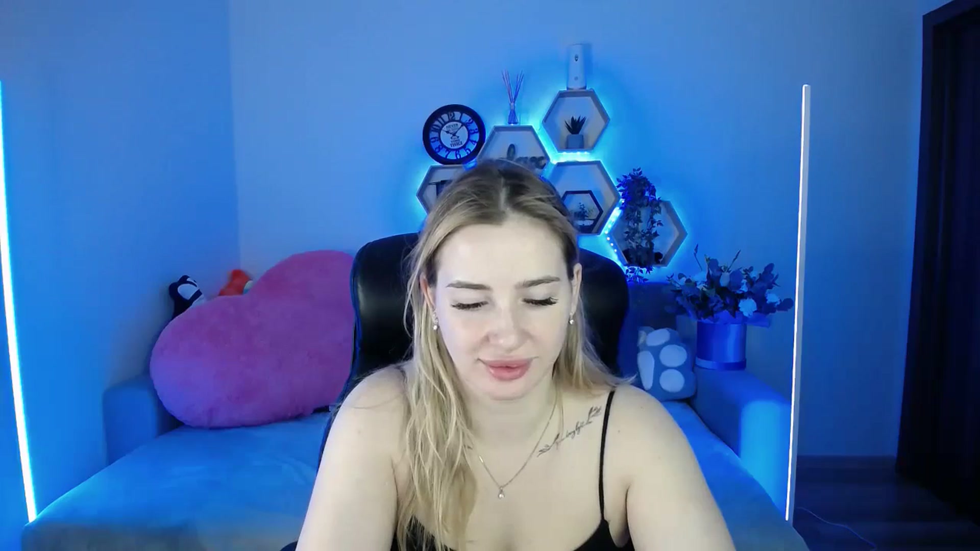Gallery image thumbnail from SabrinaViolet's myfreecams stream on, 11/29/2025, 09:54 image 3 of 20