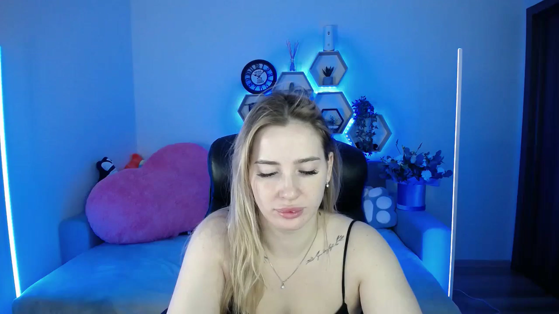 Gallery image thumbnail from SabrinaViolet's myfreecams stream on, 11/29/2025, 09:54 image 2 of 20