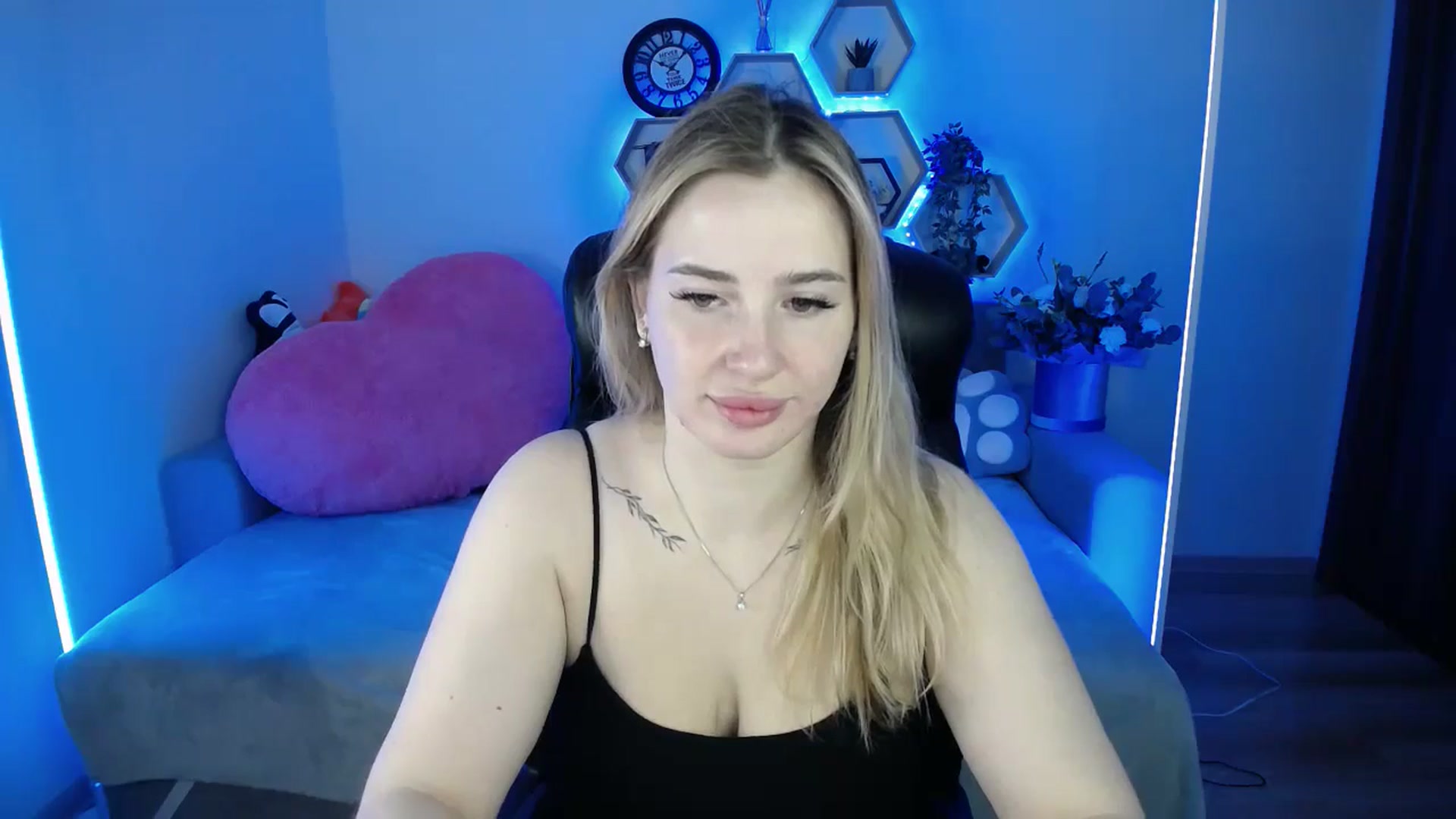 Gallery image thumbnail from SabrinaViolet's myfreecams stream on, 11/29/2025, 09:54 image 16 of 20