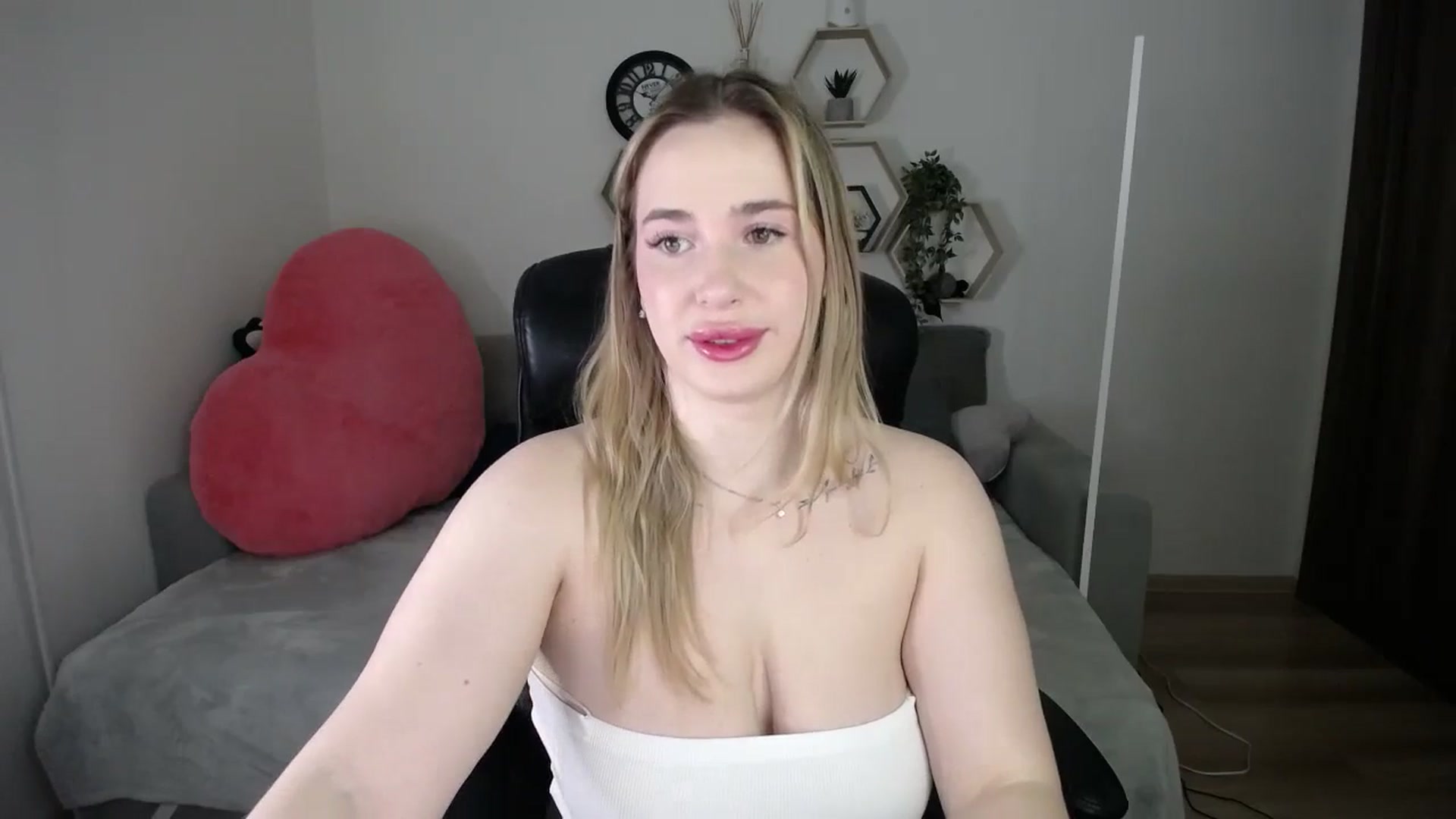 Gallery image thumbnail from SabrinaViolet's myfreecams stream on, 01/10/2026, 10:21 image 10 of 20