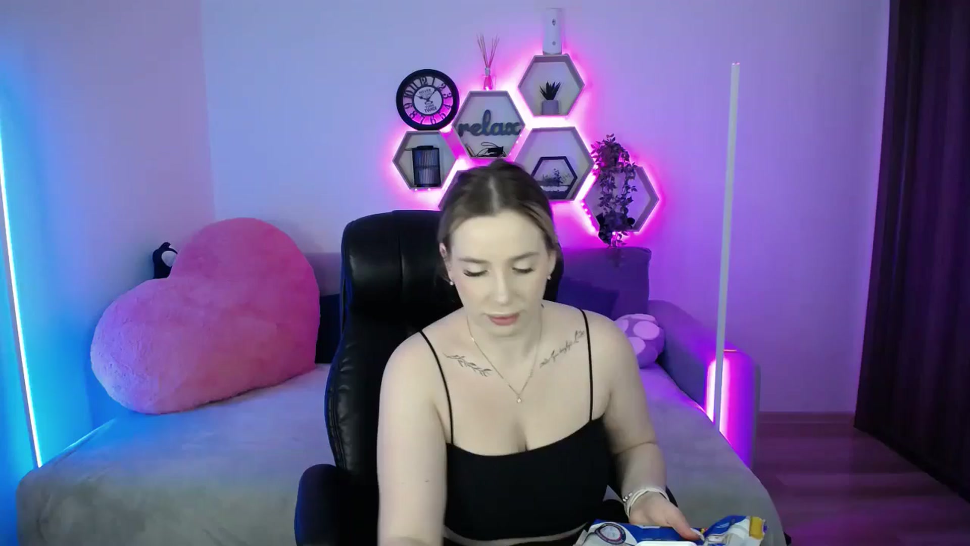 Gallery image thumbnail from SabrinaViolet's myfreecams stream on, 01/31/2026, 11:31 image 5 of 20