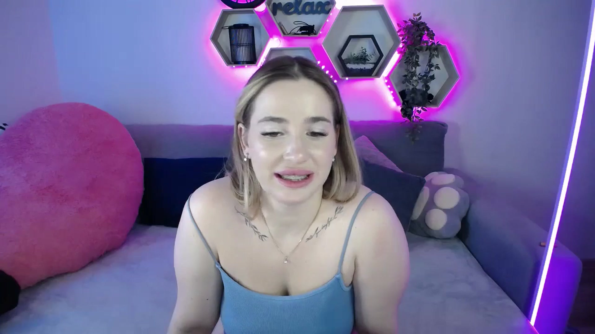 Gallery image thumbnail from SabrinaViolet's myfreecams stream on, 02/01/2026, 15:01 image 17 of 20