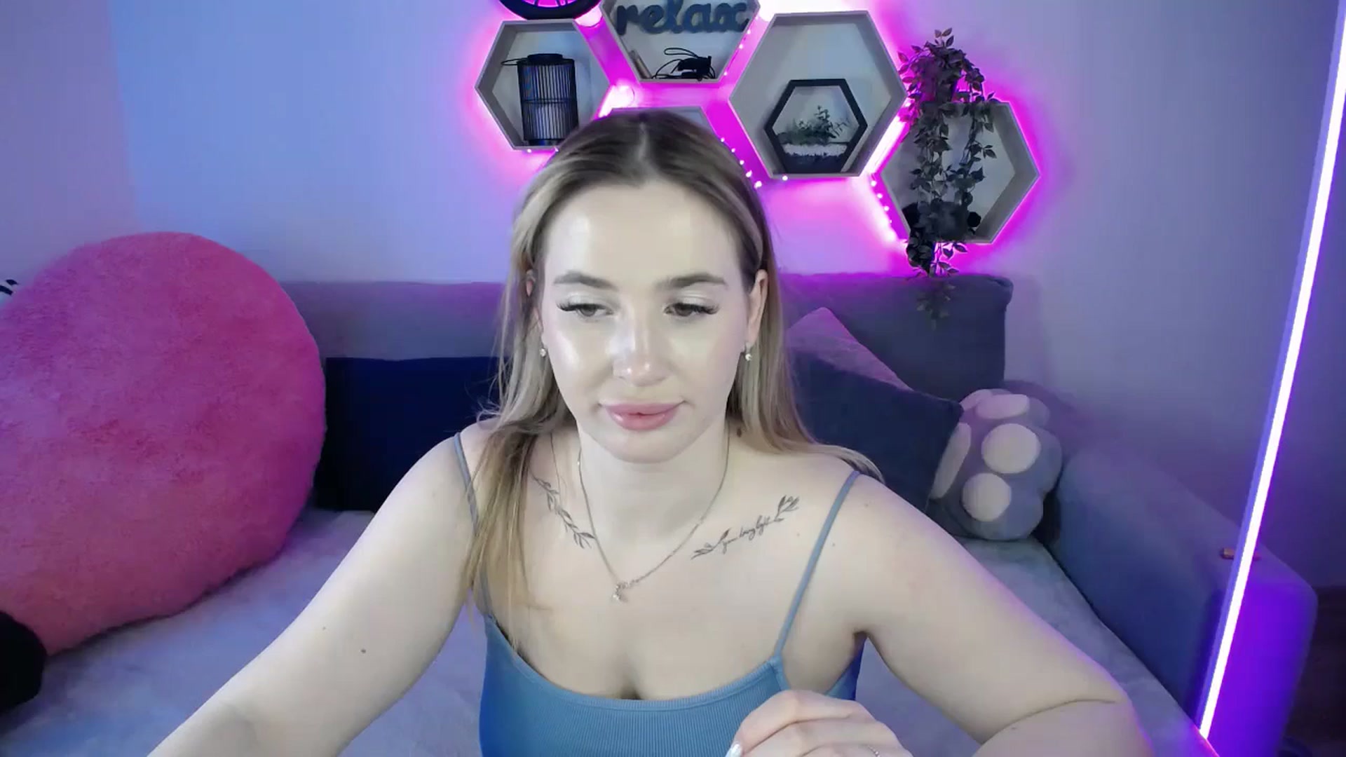 Gallery image thumbnail from SabrinaViolet's myfreecams stream on, 02/01/2026, 15:01 image 13 of 20