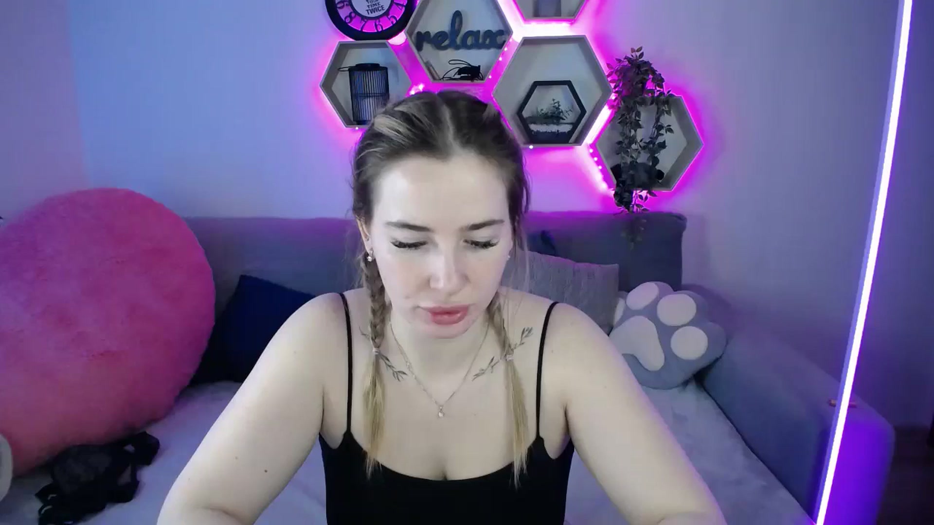 Gallery image thumbnail from SabrinaViolet's myfreecams stream on, 02/03/2026, 11:36 image 2 of 20