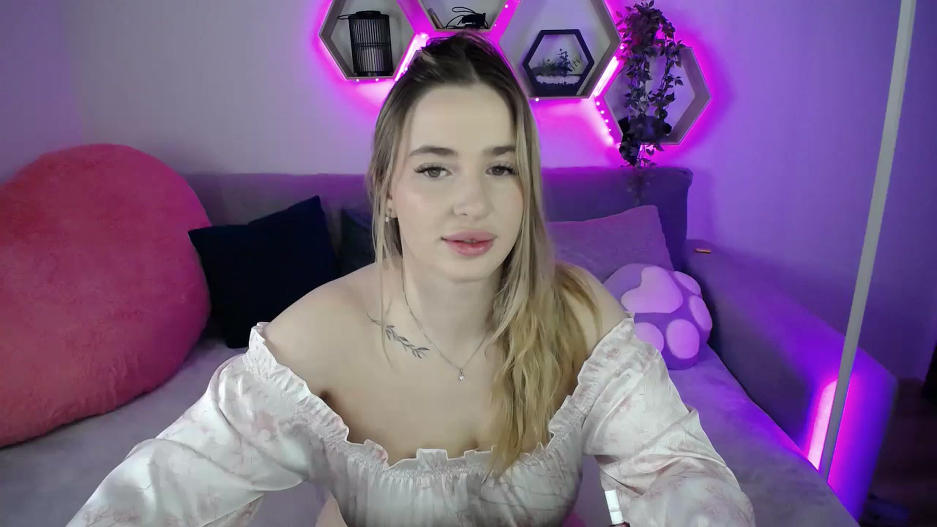 Gallery image thumbnail from SabrinaViolet's myfreecams stream on, 02/07/2026, 11:26 image 1 of 20