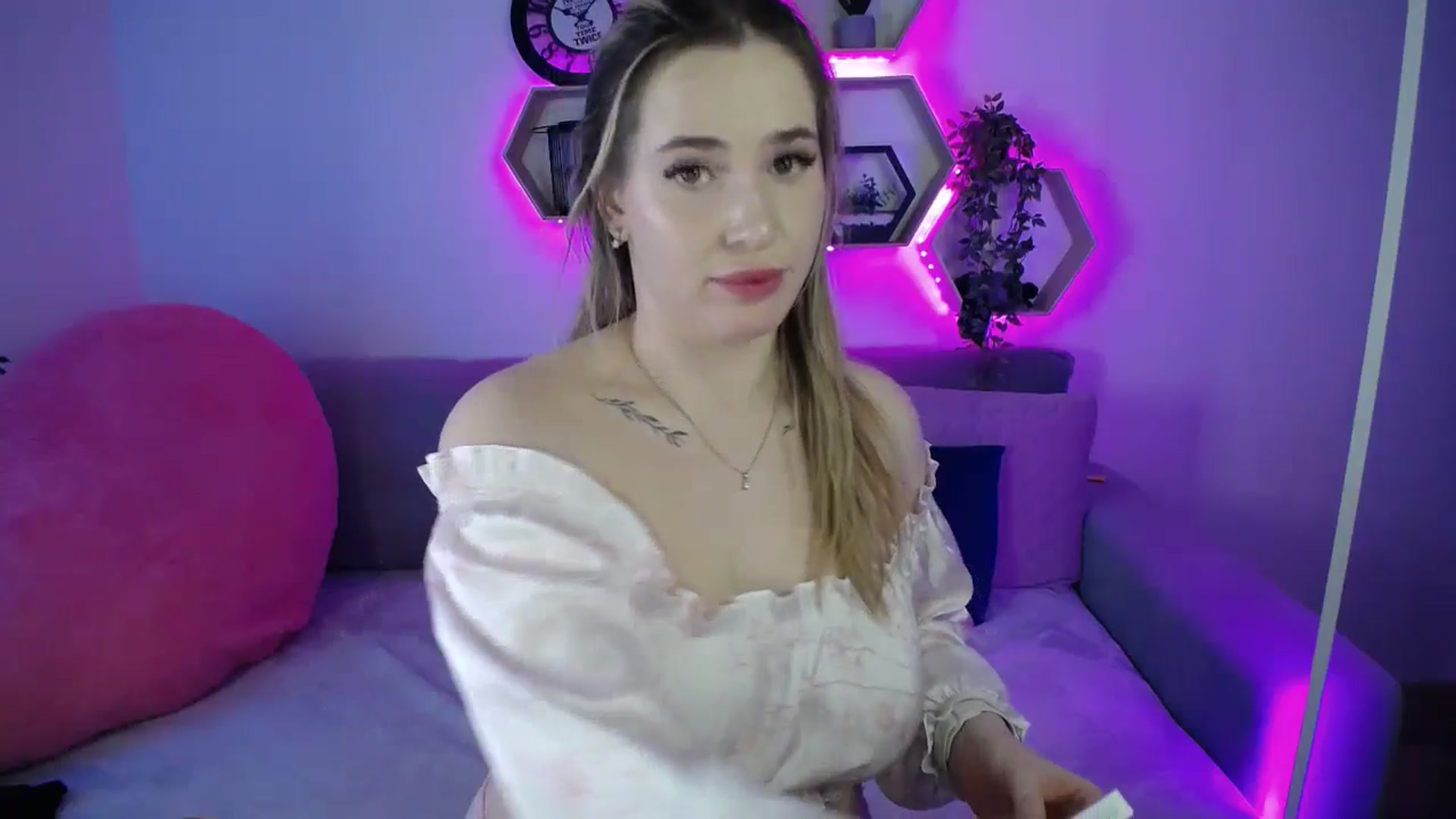 Gallery image thumbnail from SabrinaViolet's myfreecams stream on, 02/10/2026, 14:53 image 11 of 20