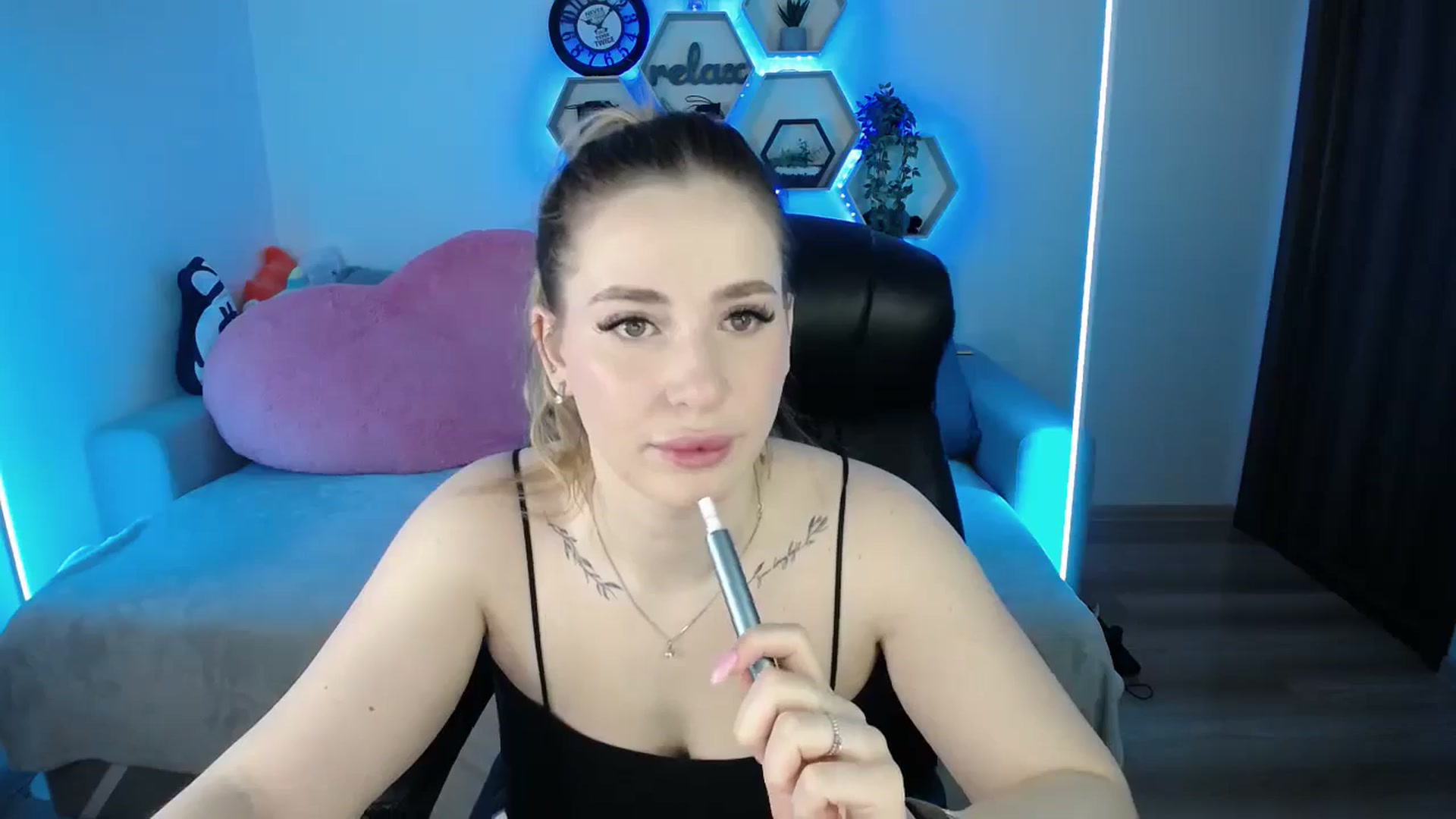 Gallery image thumbnail from SabrinaViolet's myfreecams stream on, 03/03/2026, 09:52 image 15 of 20
