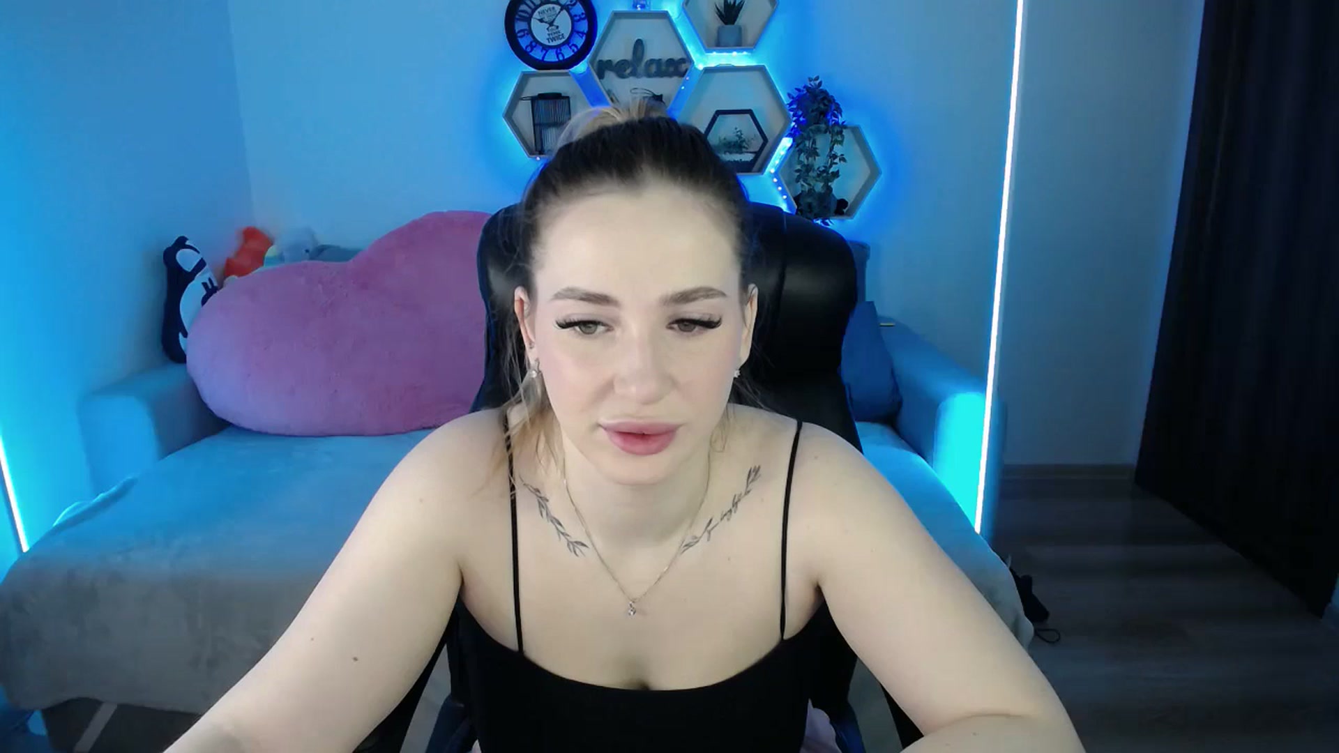 Gallery image thumbnail from SabrinaViolet's myfreecams stream on, 03/03/2026, 09:52 image 12 of 20