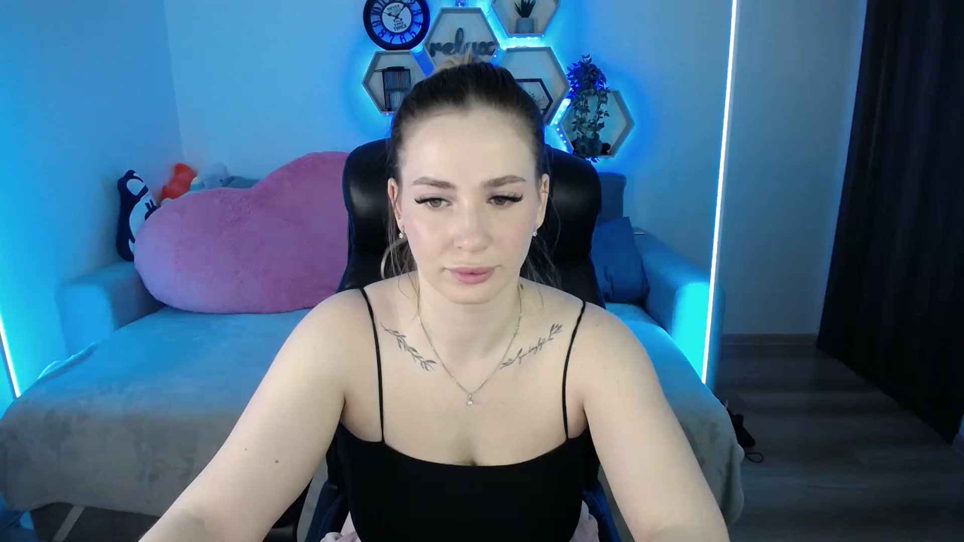 Gallery image thumbnail from SabrinaViolet's myfreecams stream on, 03/03/2026, 10:45 image 11 of 20