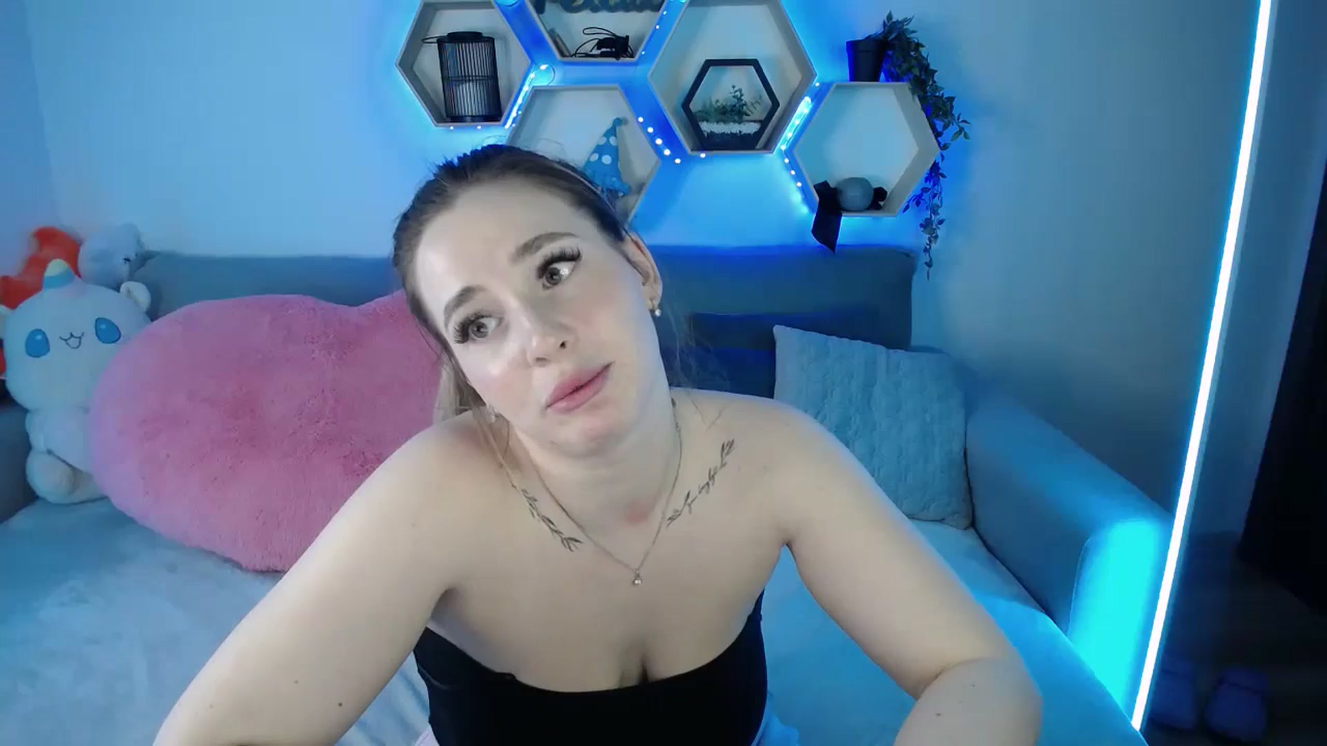 Gallery image thumbnail from SabrinaViolet's myfreecams stream on, 03/03/2026, 15:00 image 19 of 20