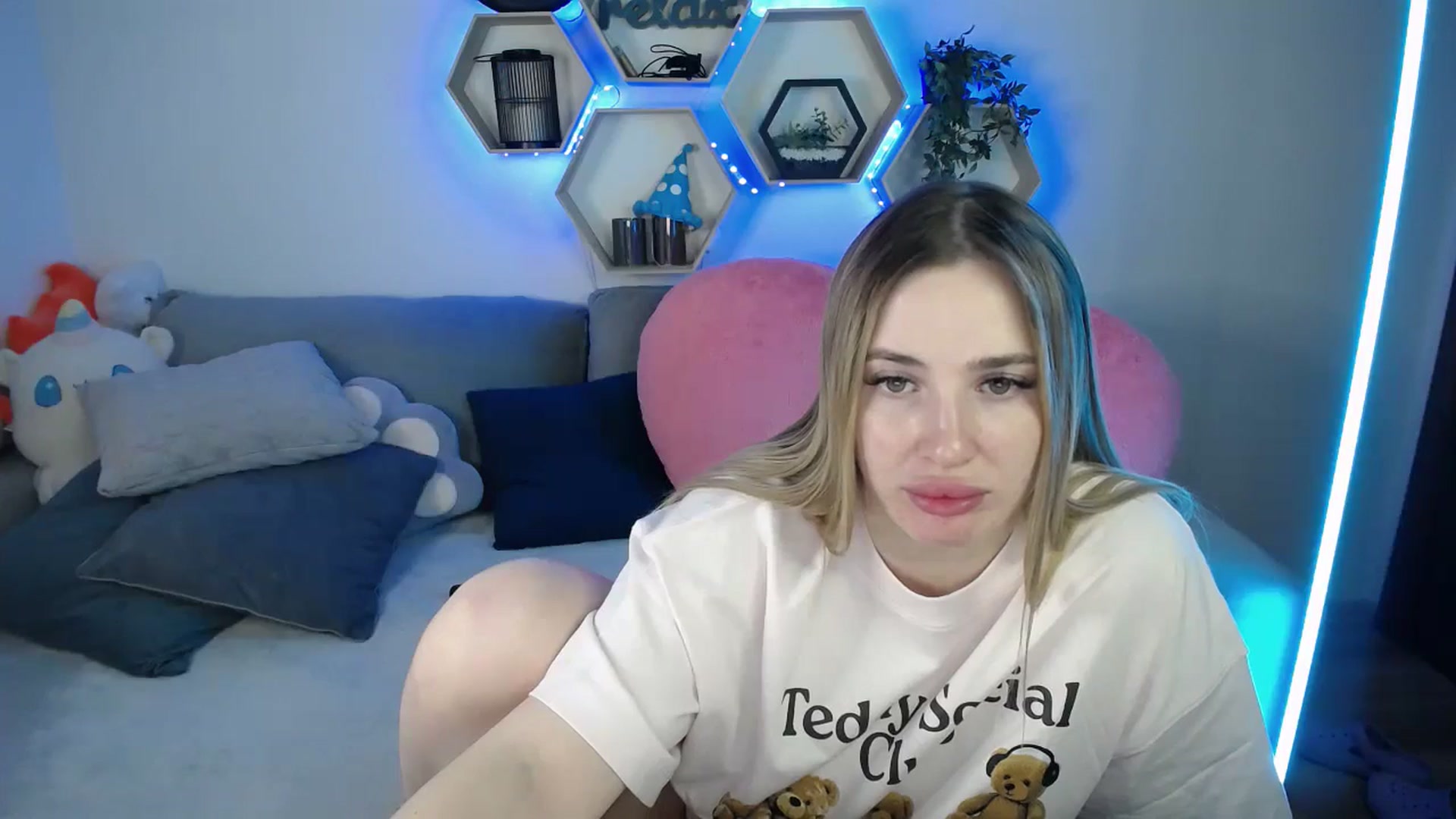 Gallery image thumbnail from SabrinaViolet's myfreecams stream on, 03/16/2026, 12:41 image 6 of 20
