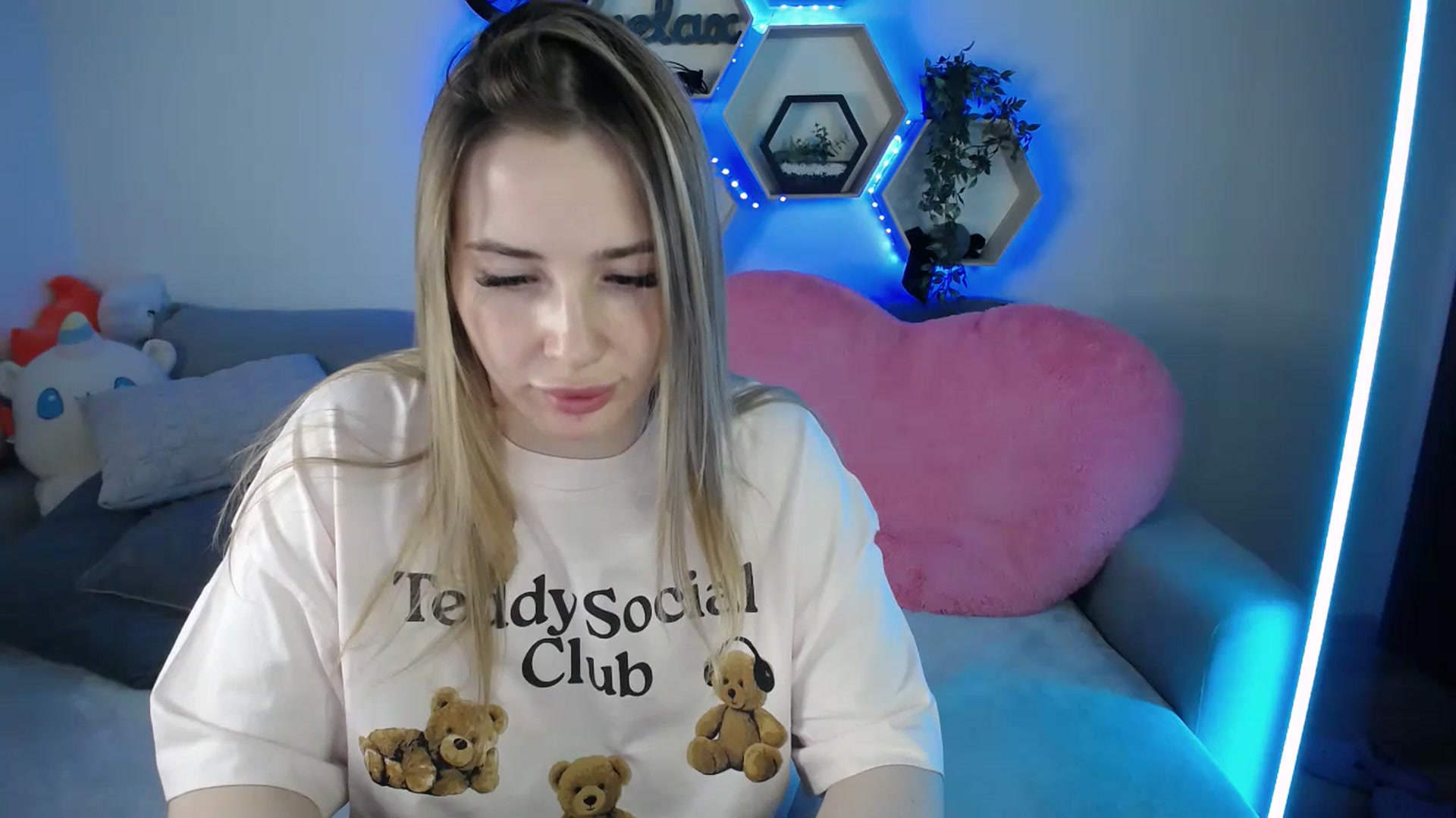 Gallery image thumbnail from SabrinaViolet's myfreecams stream on, 03/16/2026, 14:12 image 19 of 20