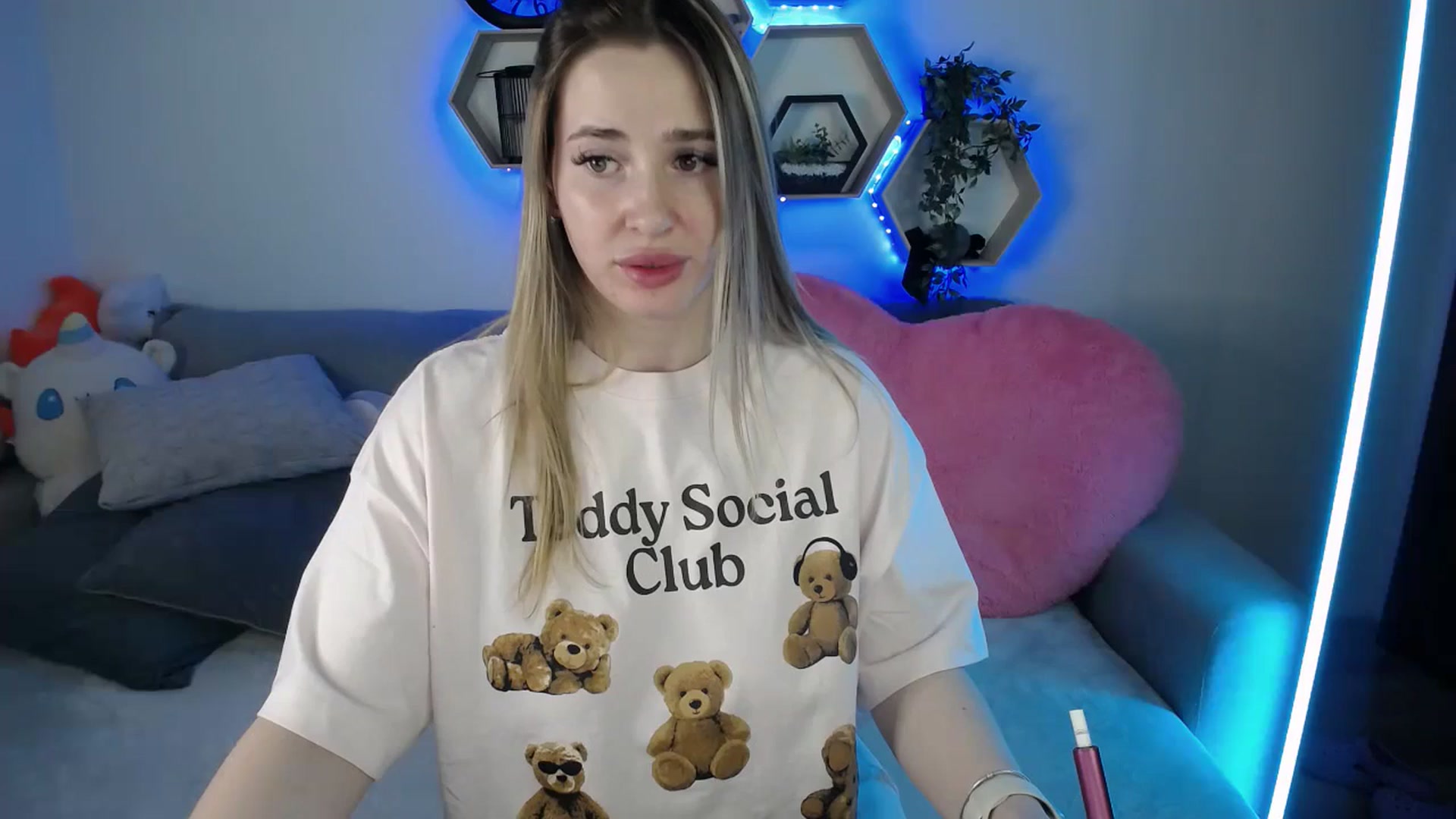 Gallery image thumbnail from SabrinaViolet's myfreecams stream on, 03/16/2026, 14:12 image 18 of 20