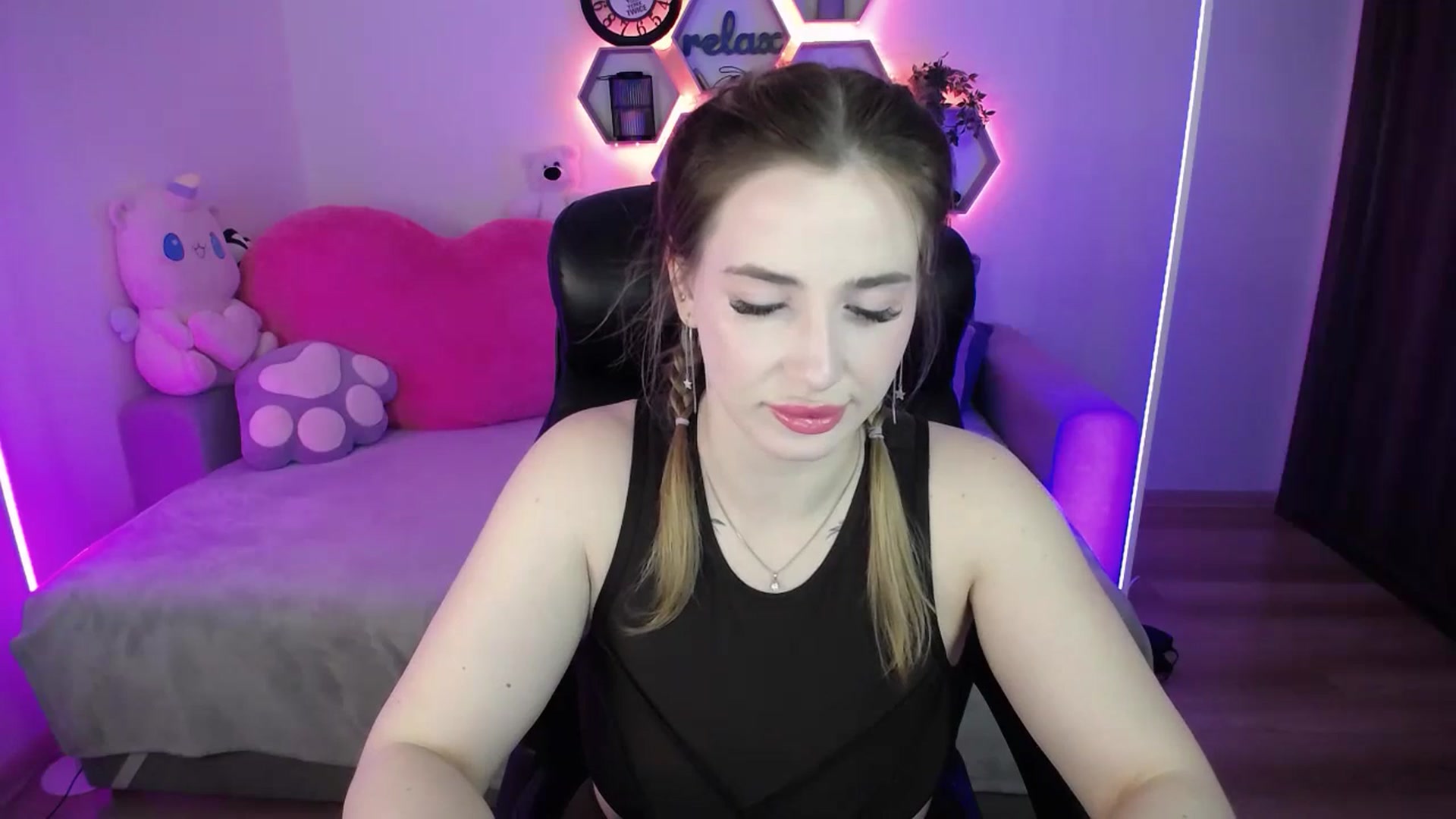 Gallery image thumbnail from SabrinaViolet's myfreecams stream on, 04/06/2026, 08:53 image 11 of 20