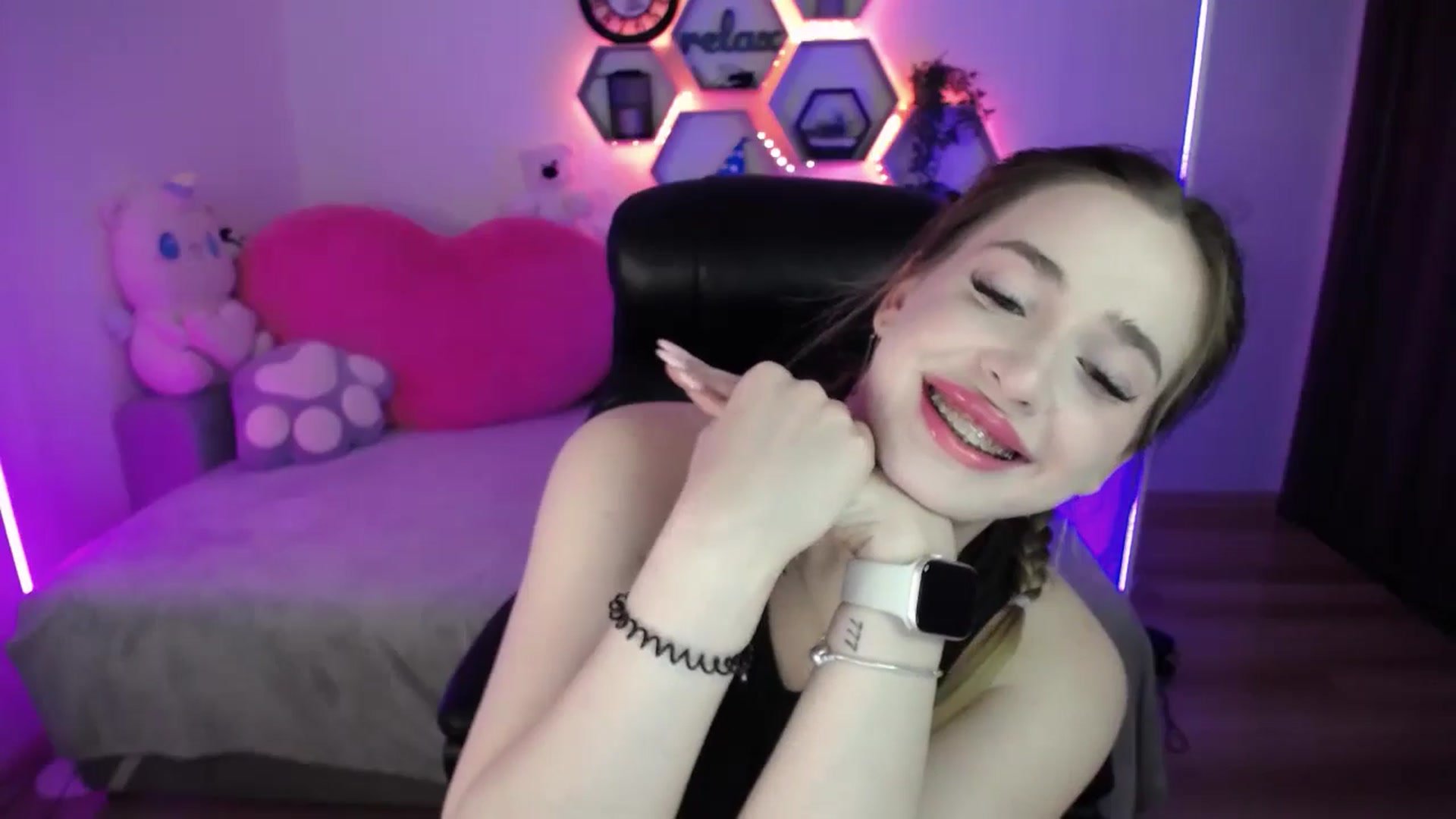 Gallery image thumbnail from SabrinaViolet's myfreecams stream on, 04/06/2026, 08:53 image 17 of 20